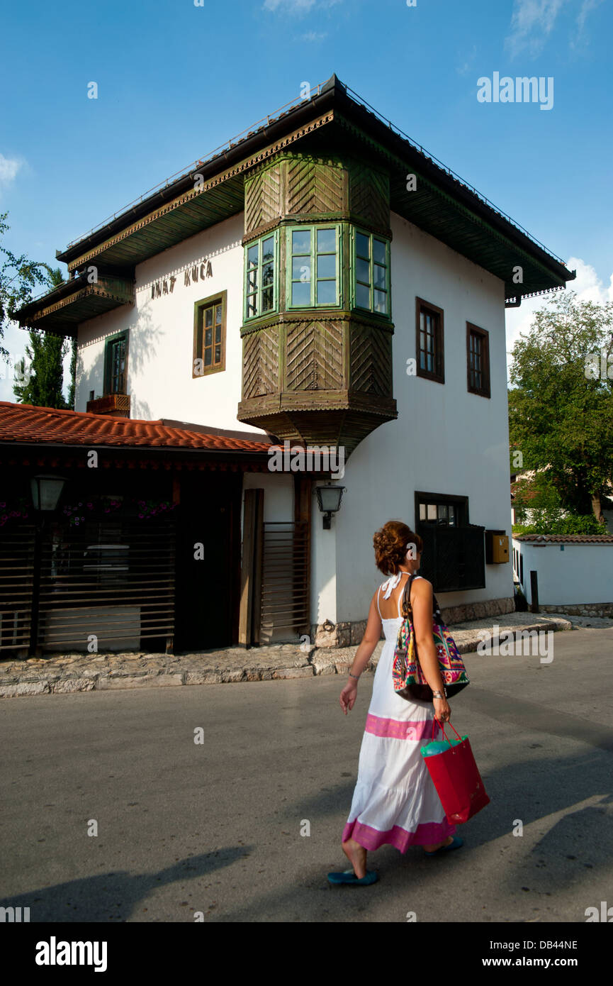 Nonostante la casa costruita in Ottoman stile residenziale .Bosnia Erzegovina. Balcani .l'Europa. Foto Stock