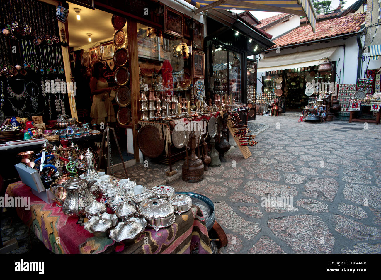 Ottone set caffè, gioielli, piastre e tubi in turco negozi di quartiere, Sarajevo.La Bosnia Erzegovina. Balcani .l'Europa. Foto Stock