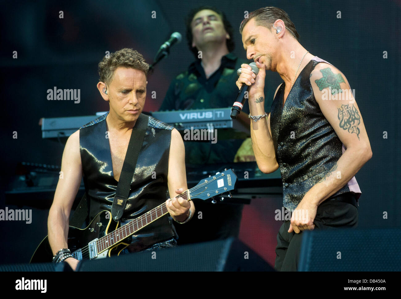 Praga, Repubblica Ceca. 23 Luglio, 2013. Il leggendario inglese electronic music band Depeche Mode esegue entro la macchina Delta Tour a Praga, Repubblica ceca, 23 luglio, 2013. Nella foto il cantante David Gahan (a destra), il chitarrista Martin Gore (sinistra) e tastierista Peter Gordeno. Credito: Vit Simanek/CTK foto/Alamy Live News Foto Stock