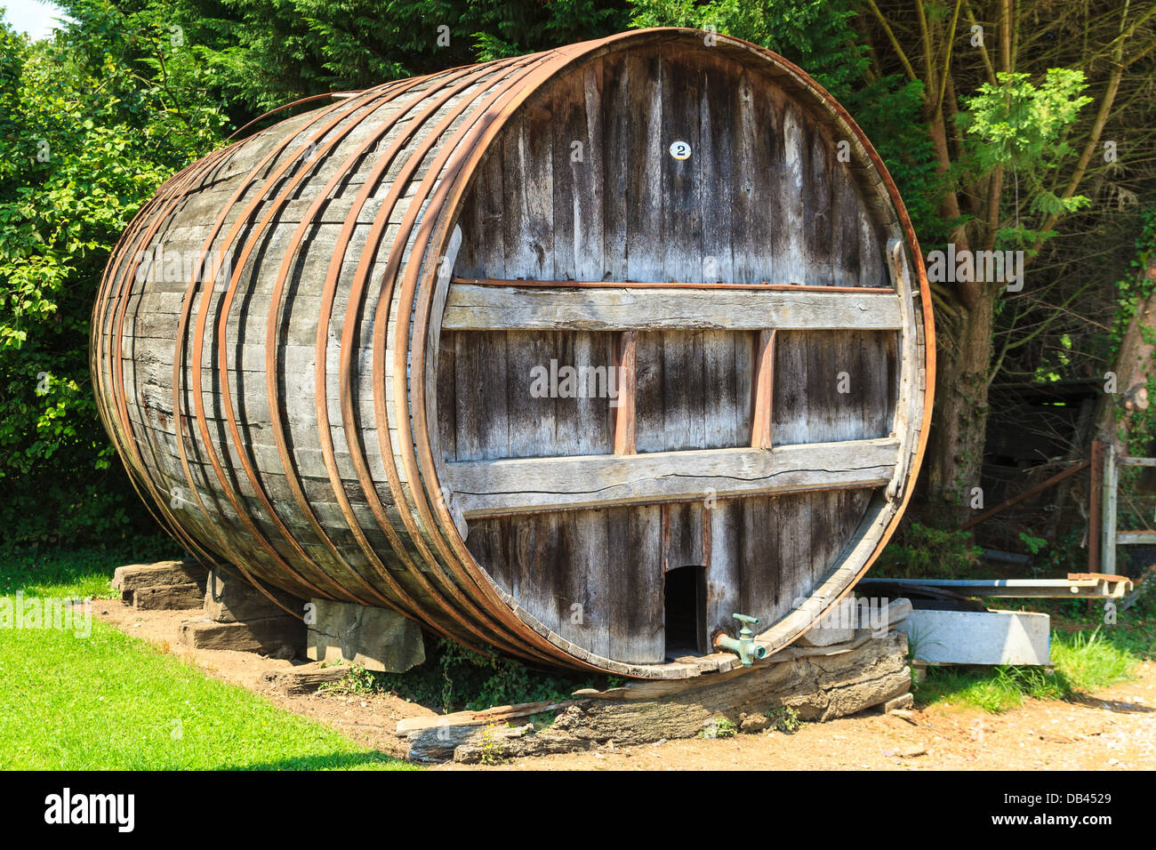 Barile di legno al di fuori delle cantine Foto Stock