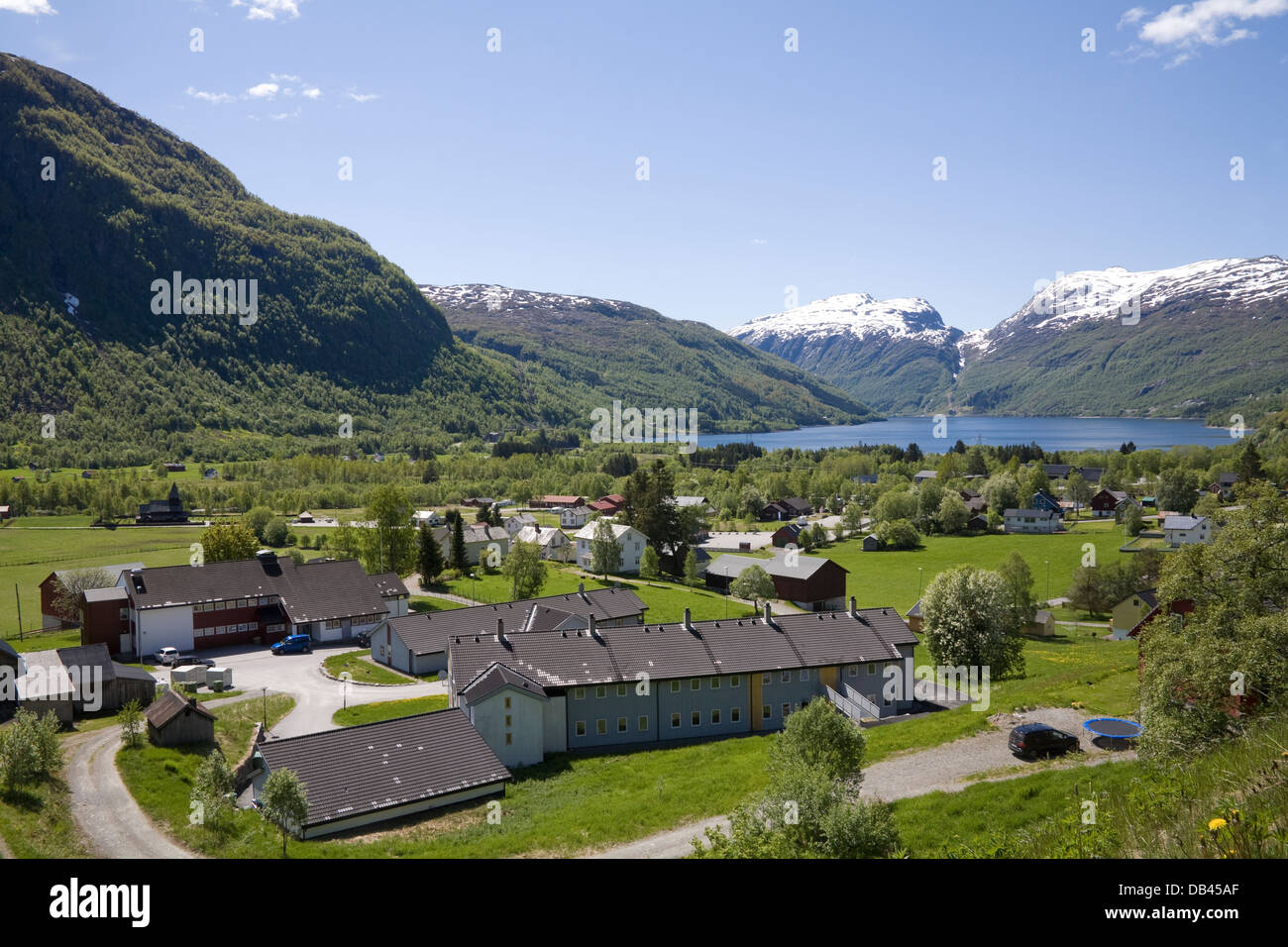 Roldal Hordaland Norvegia Europa che guarda verso il basso sul villaggio punto di accesso all'altopiano di Hardangervidda Foto Stock