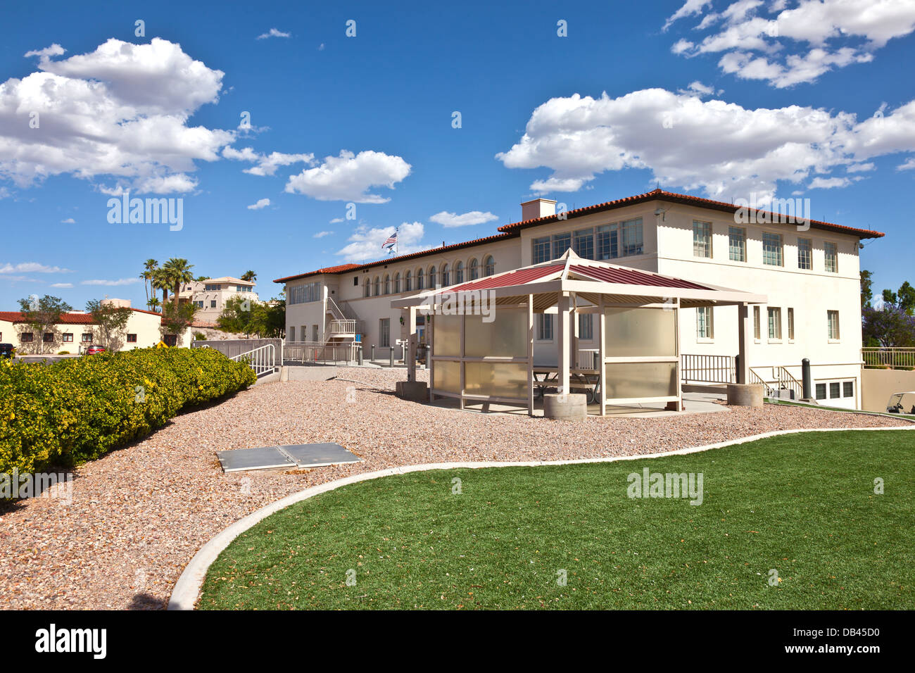 Gli uffici di stato nel cortile e gazebo nel centro di Boulder City Nevada. Foto Stock