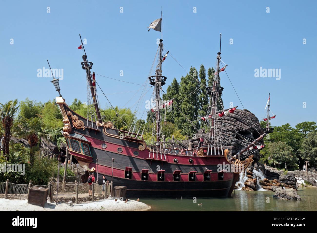 La nave dei pirati, parte dei Pirati' spiaggia (La Plage des pirati) in Disneyland Parigi, Marne-la-Vallée, nei pressi di Parigi, Francia. Foto Stock