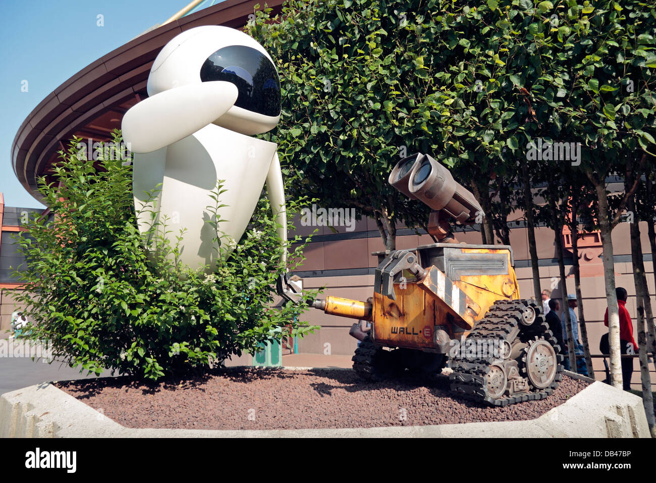 Statua di EVE e Wall-E in Discoveryland, Disneyland Parigi, Marne-la-Vallée, nr Parigi, Francia. Foto Stock