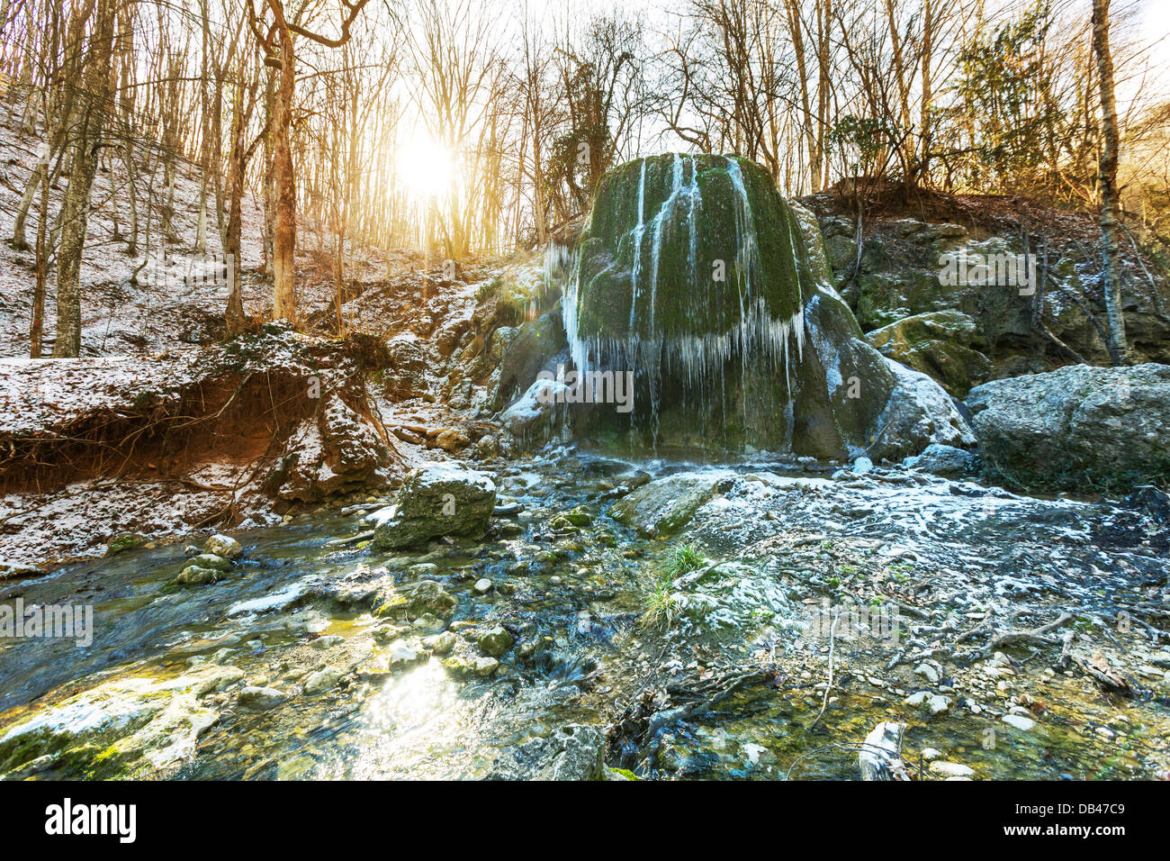 La cascata nel bosco Foto Stock