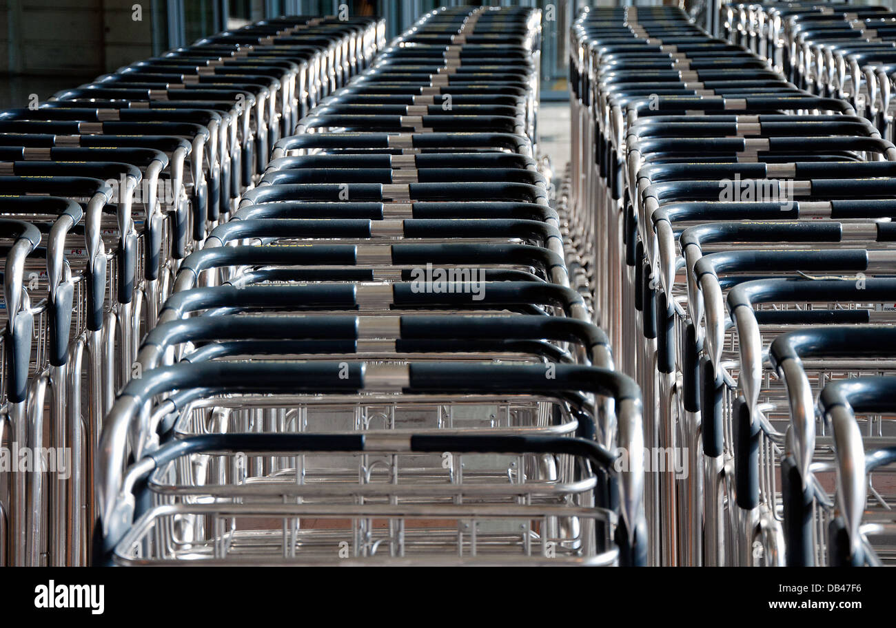 Diversi carrelli per trasportare i bagagli in aeroporto Foto Stock