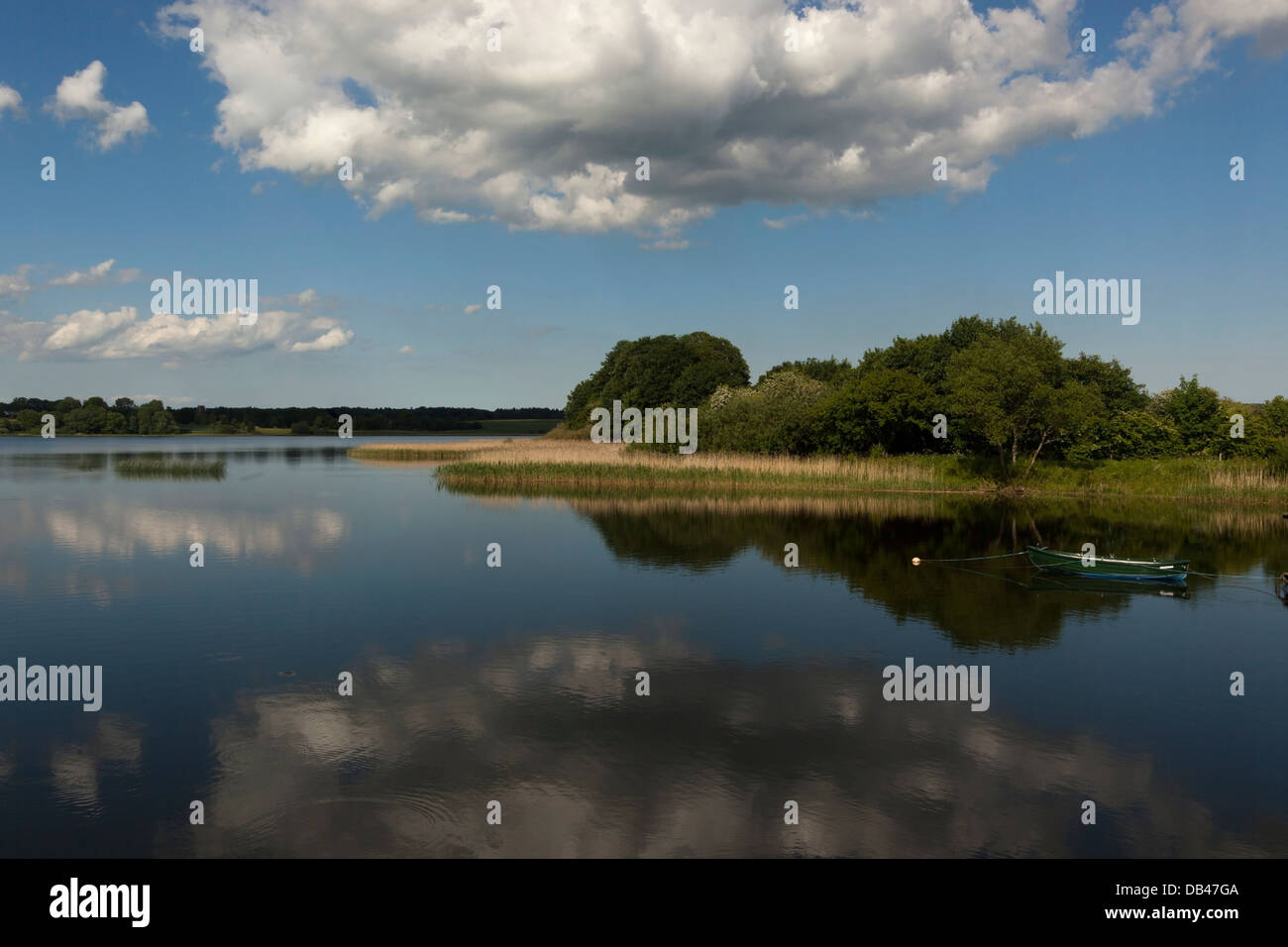 Nuvole su un mirror summerday sull'acqua a Haraldsted Sø (Lago Haraldsted)vicino a Ringsted a metà Zelanda, Danimarca Foto Stock