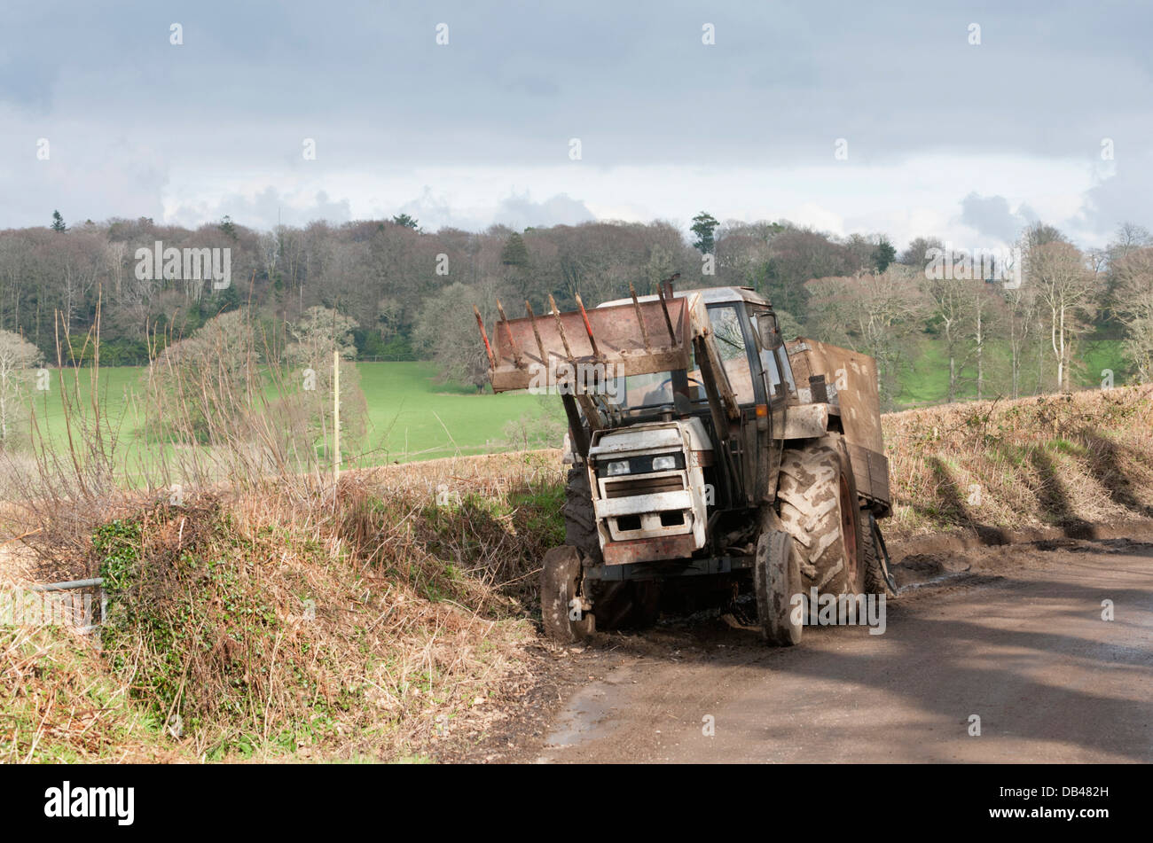 Vecchio trattore parcheggiato nel paese lane, Devon, Regno Unito Foto Stock