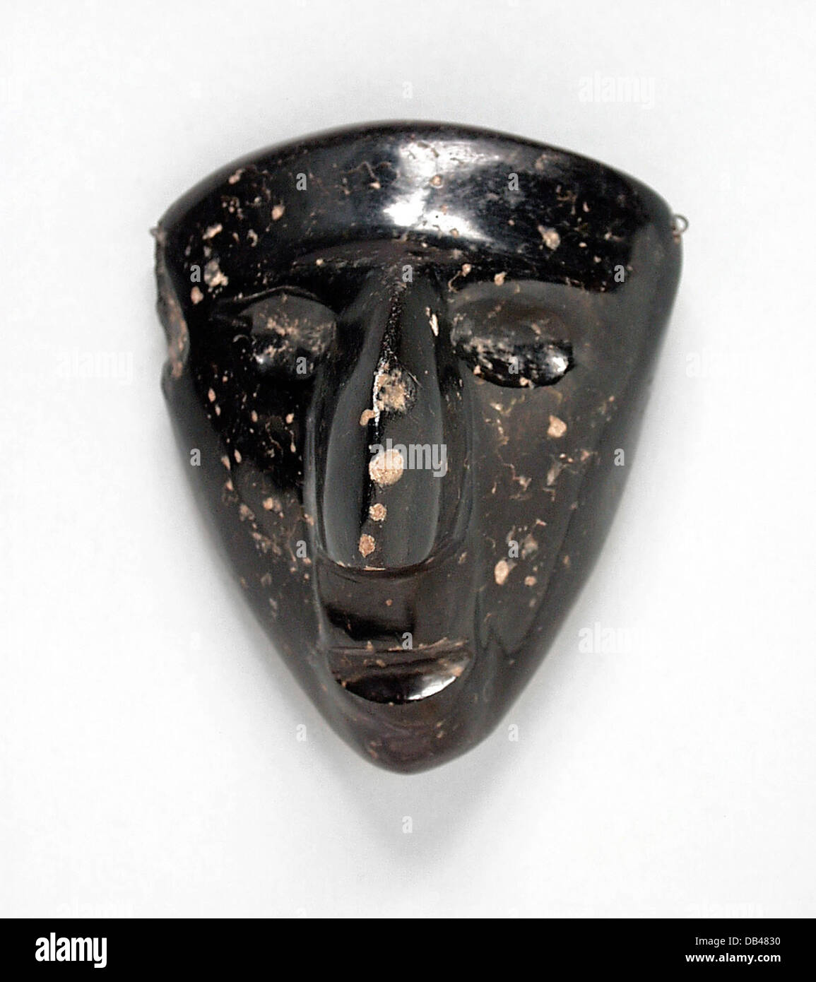 Questa maschera, che fa parte di una collezione di LACMA, è caratterizzata da un'intricata lavorazione artigianale ed è probabilmente di culture africane o oceaniche. La maschera ha uno scopo cerimoniale, con dettagliate incisioni che riflettono le tradizioni artistiche della cultura. Foto Stock