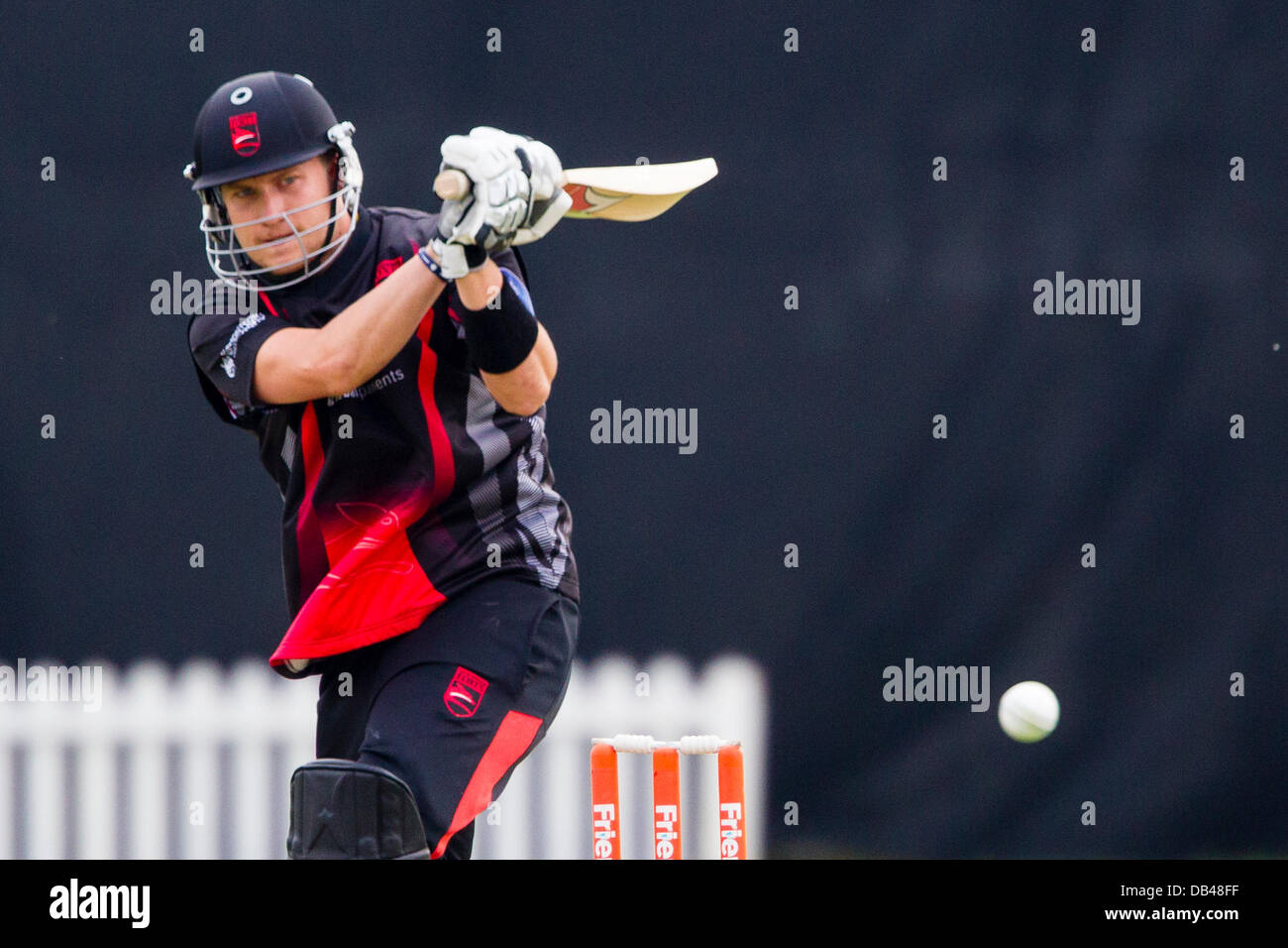 Leicester, Regno Unito. Martedì 23 luglio 2013. Leicestershire's Josh Cobb. Azione dal FriendsLife t20 Nord Gruppo partita di cricket tra Leicestershire volpi e Lancashire fulmini. Credito: Graham Wilson/Alamy Live News Foto Stock