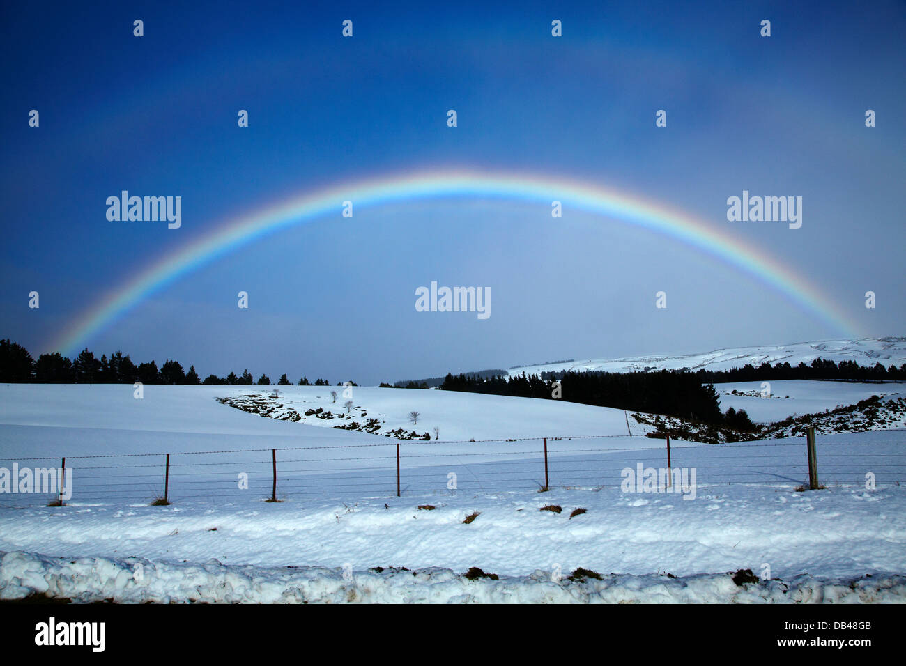 Rainbow su terreni innevati su Maungatua, vicino a Dunedin, Otago, Isola del Sud, Nuova Zelanda Foto Stock