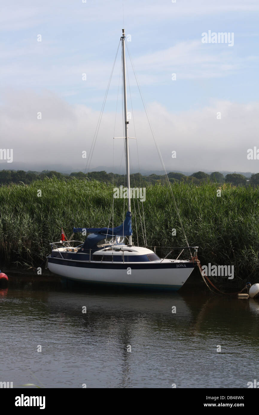 Yacht ormeggiato sul fiume Frome Wareham Dorset Foto Stock