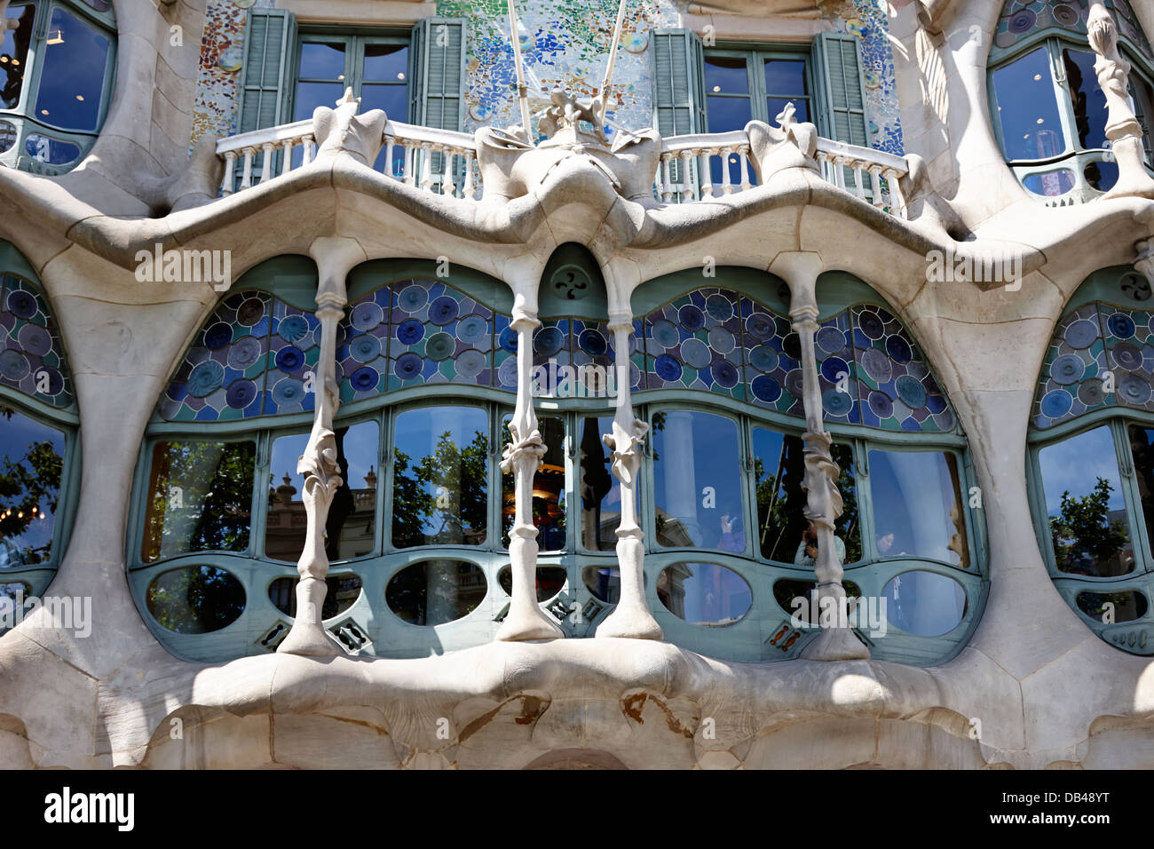 I dettagli architettonici e le finestre di casa batllo modernisme edificio di stile a Barcellona Catalonia Spagna Foto Stock