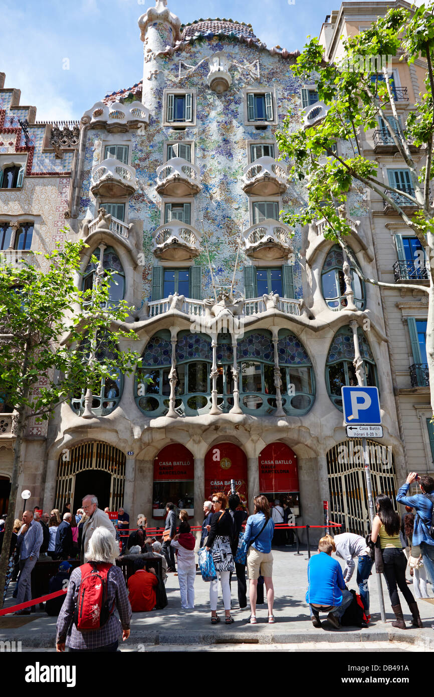 Turisti al di fuori di casa batllo modernisme edificio di stile a Barcellona Catalonia Spagna Foto Stock