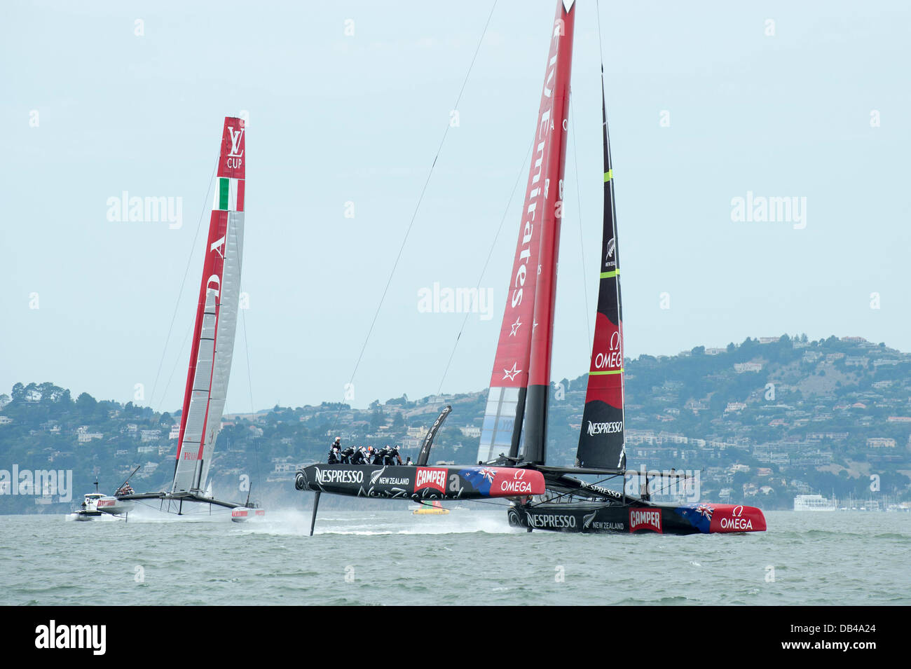 San Francisco, Stati Uniti d'America. 23 Luglio, 2013. Emirates Team New Zealand NZL5 precedendo di Luna Rossa da 8 secondi in corrispondenza del primo contrassegno nella loro Round Robin quattro match di 2013 Louis Vuitton Cup. 23/7/2013 Credit: Chris Cameron/Alamy Live News Foto Stock