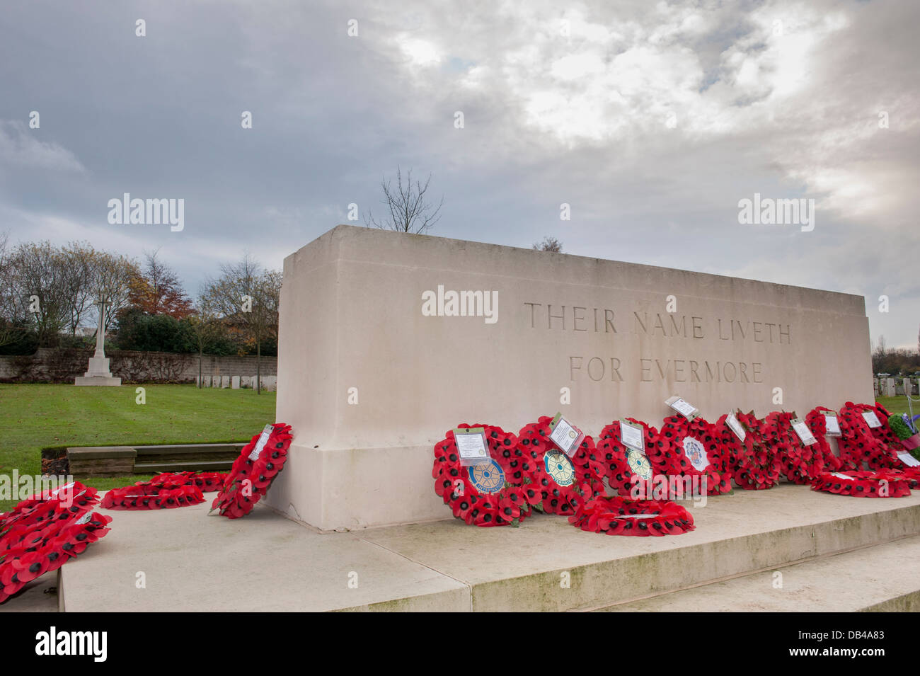 Croce, War Graves & circolare di papavero rosso corone di fiori sulla pietra del ricordo dopo la cerimonia - Stonefall cimitero, Harrogate, North Yorkshire, Inghilterra, Regno Unito. Foto Stock