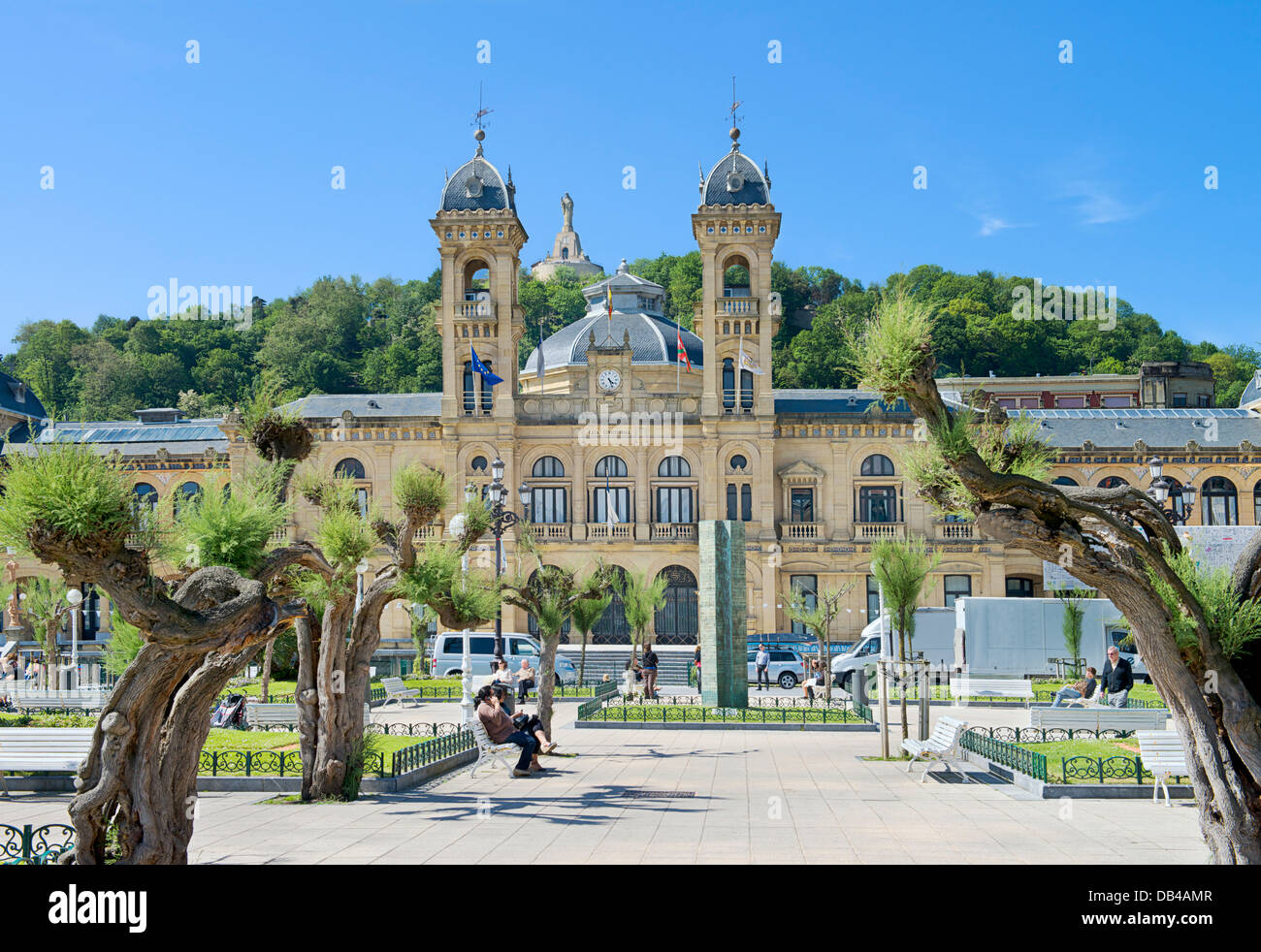 Town Hall e il Parque Alderdi Eder; San Sebastian-Donstia, Spagna Foto Stock