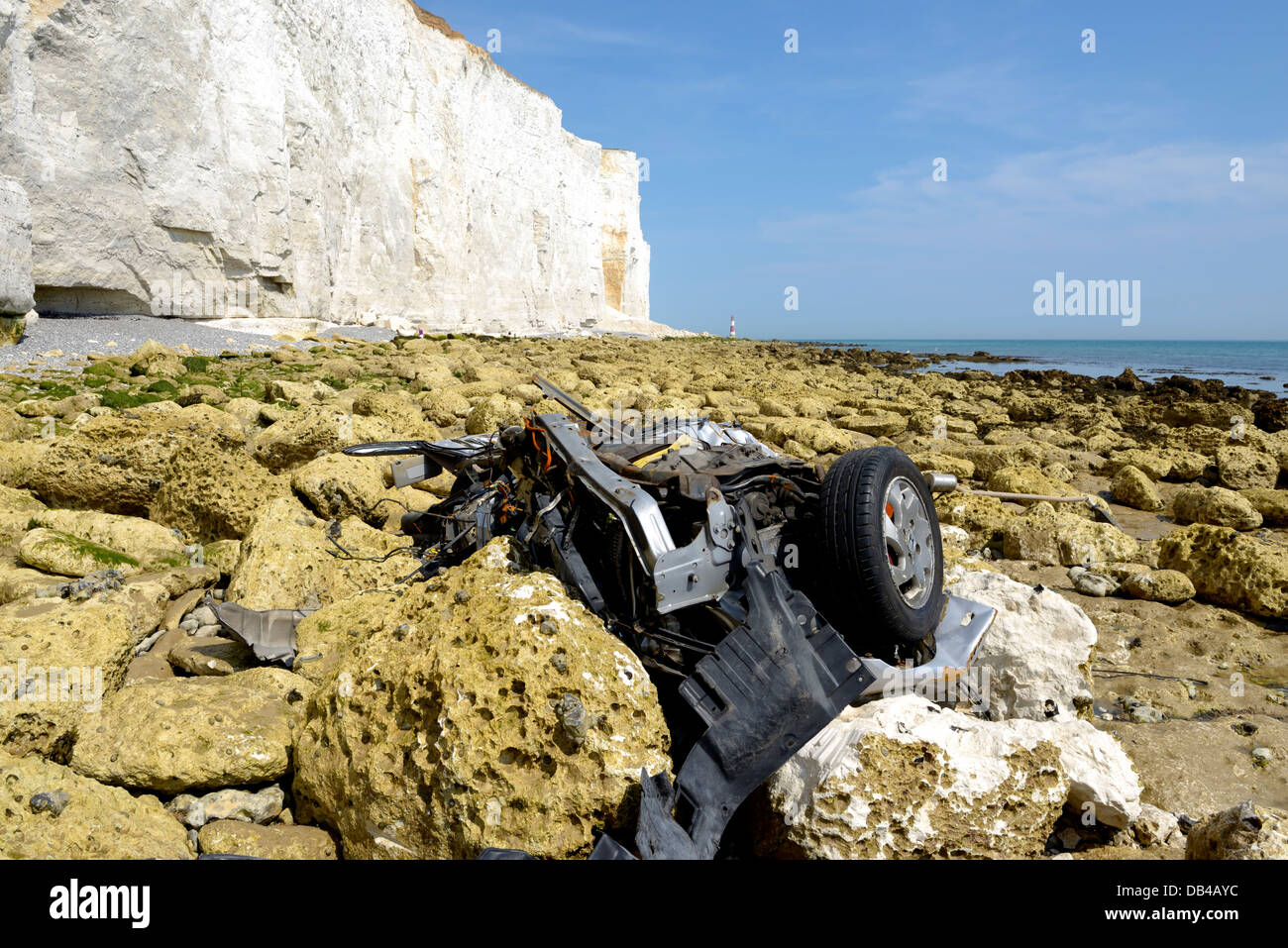 Conseguenze della tragedia - i resti di un veicolo si trovano nella parte inferiore delle scogliere di Beachy Head, East Sussex, Regno Unito Foto Stock