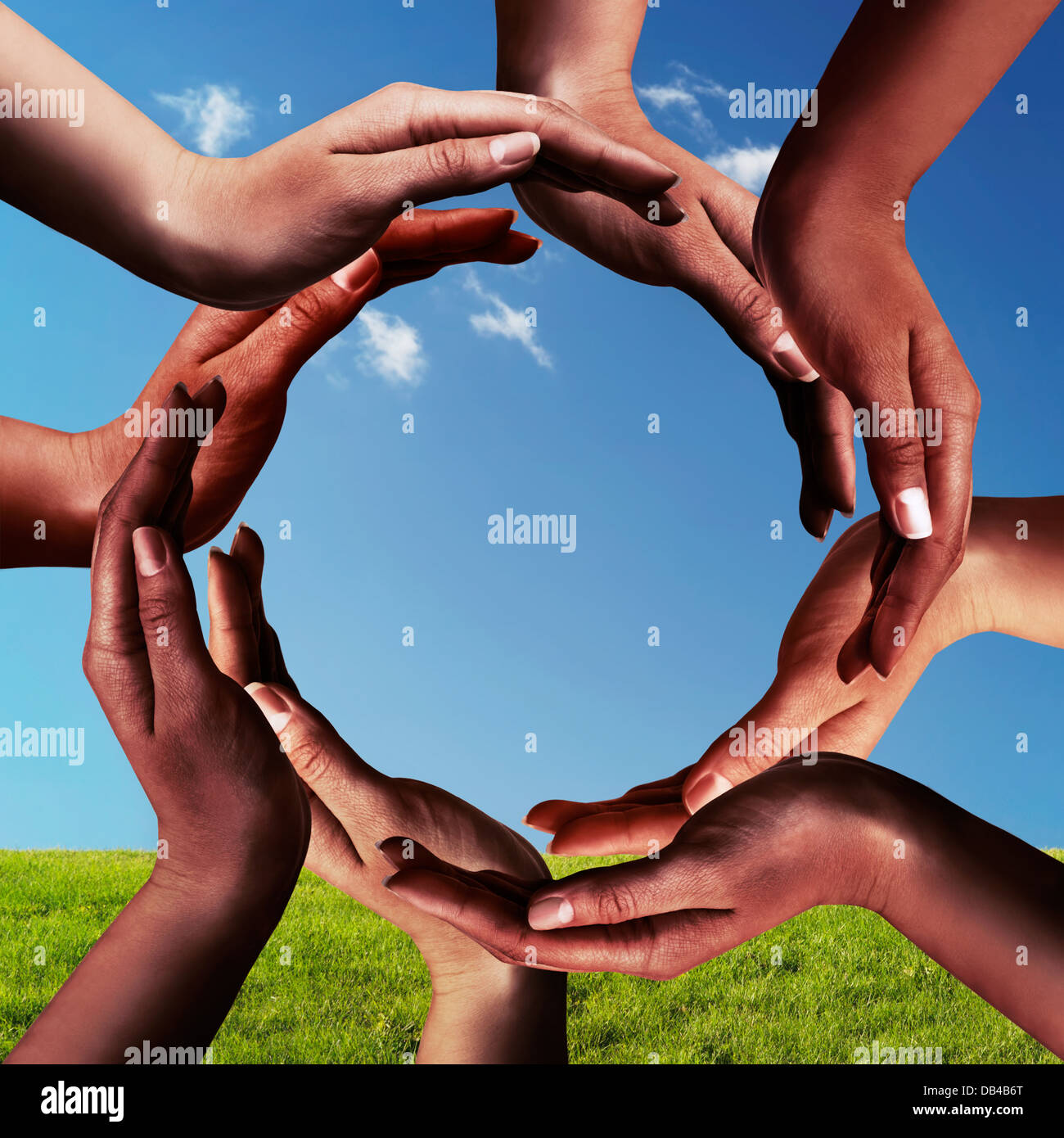 Concettuale di pace e di unità simbolo del nero diverso etnia africana mani facendo un cerchio insieme sul cielo blu Foto Stock