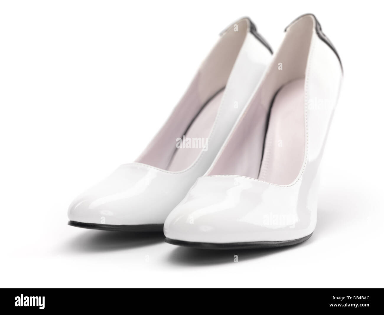 Primo piano di una coppia di bianco tacco alto scarpe donna isolato su sfondo bianco Foto Stock