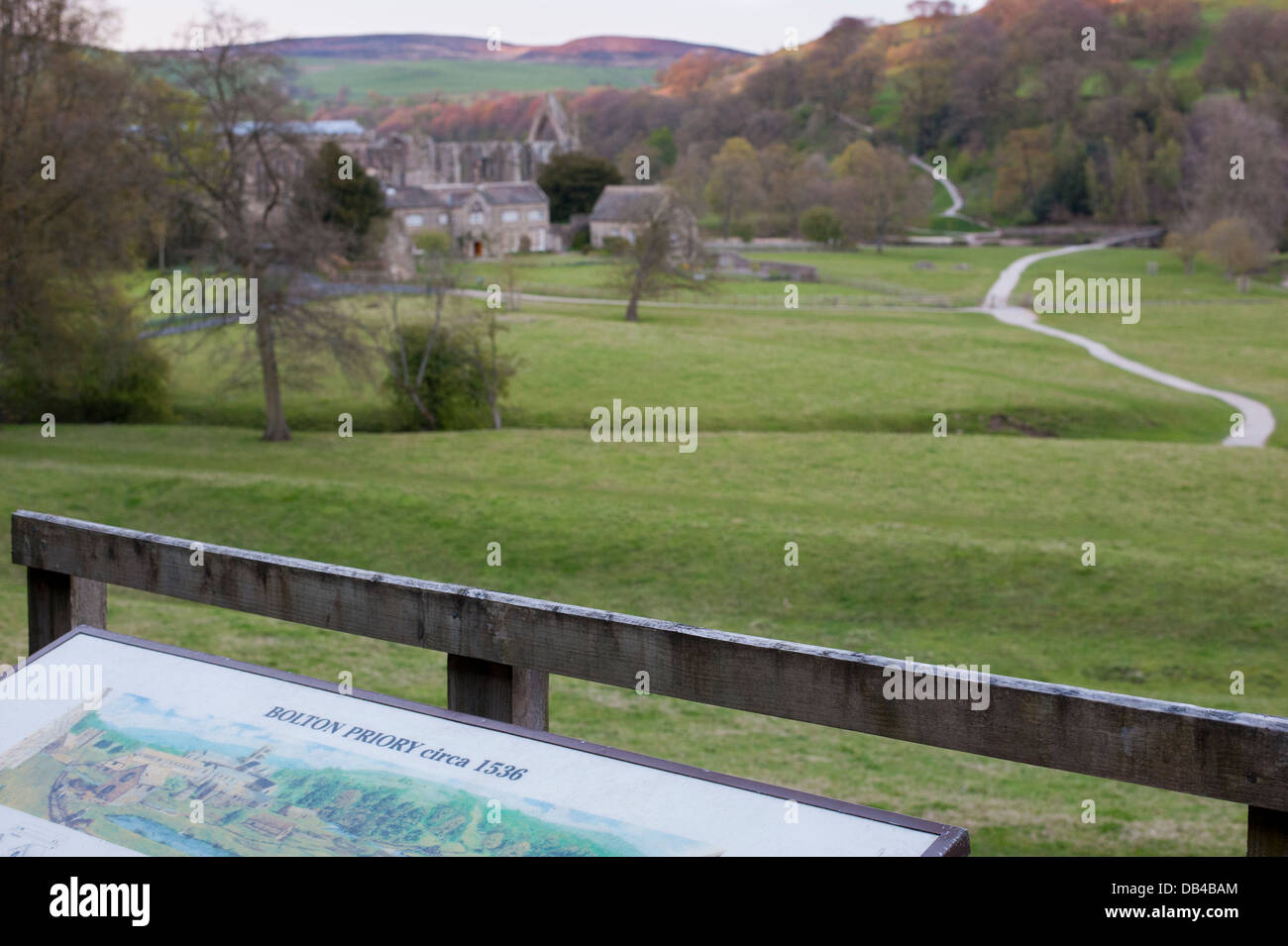 Vista panoramica su Bolton Abbey, Old Rectory & percorso di avvolgimento visto dal punto di vista & visitor information board a sud - Yorkshire Dales, Inghilterra, Regno Unito. Foto Stock