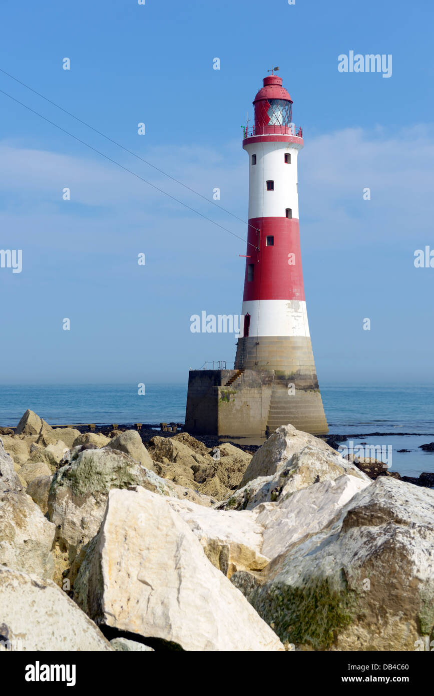 Beachy Head Lighthouse dalla spiaggia, East Sussex, Regno Unito Foto Stock