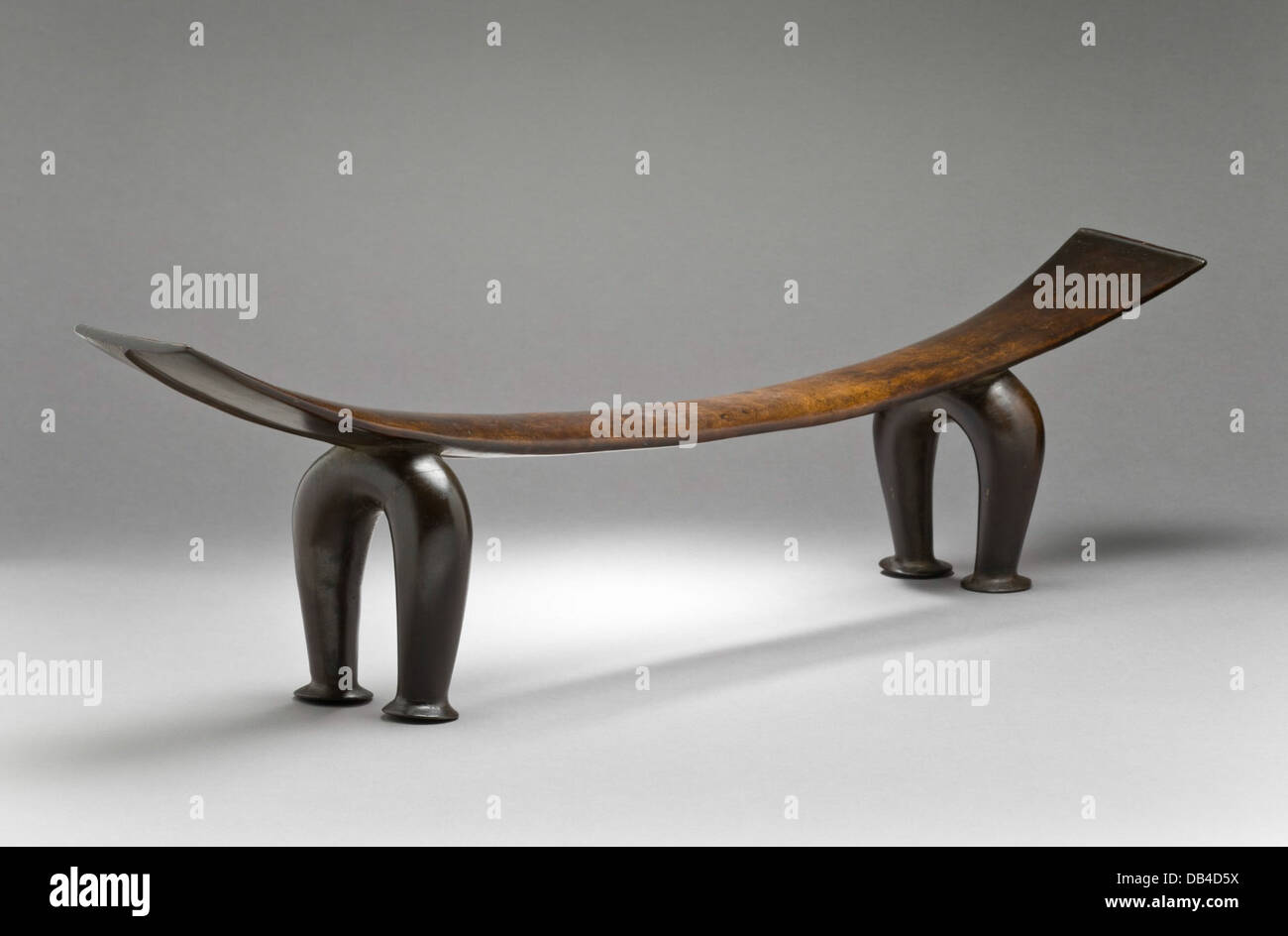 Questa collana (kali) del Los Angeles County Museum of Art (LACMA) rappresenta un artefatto culturale, comunemente usato nell'antico Egitto per il supporto della testa e del collo durante il sonno. Realizzato in legno, dimostra l'artigianalità e il design funzionale del periodo. Foto Stock