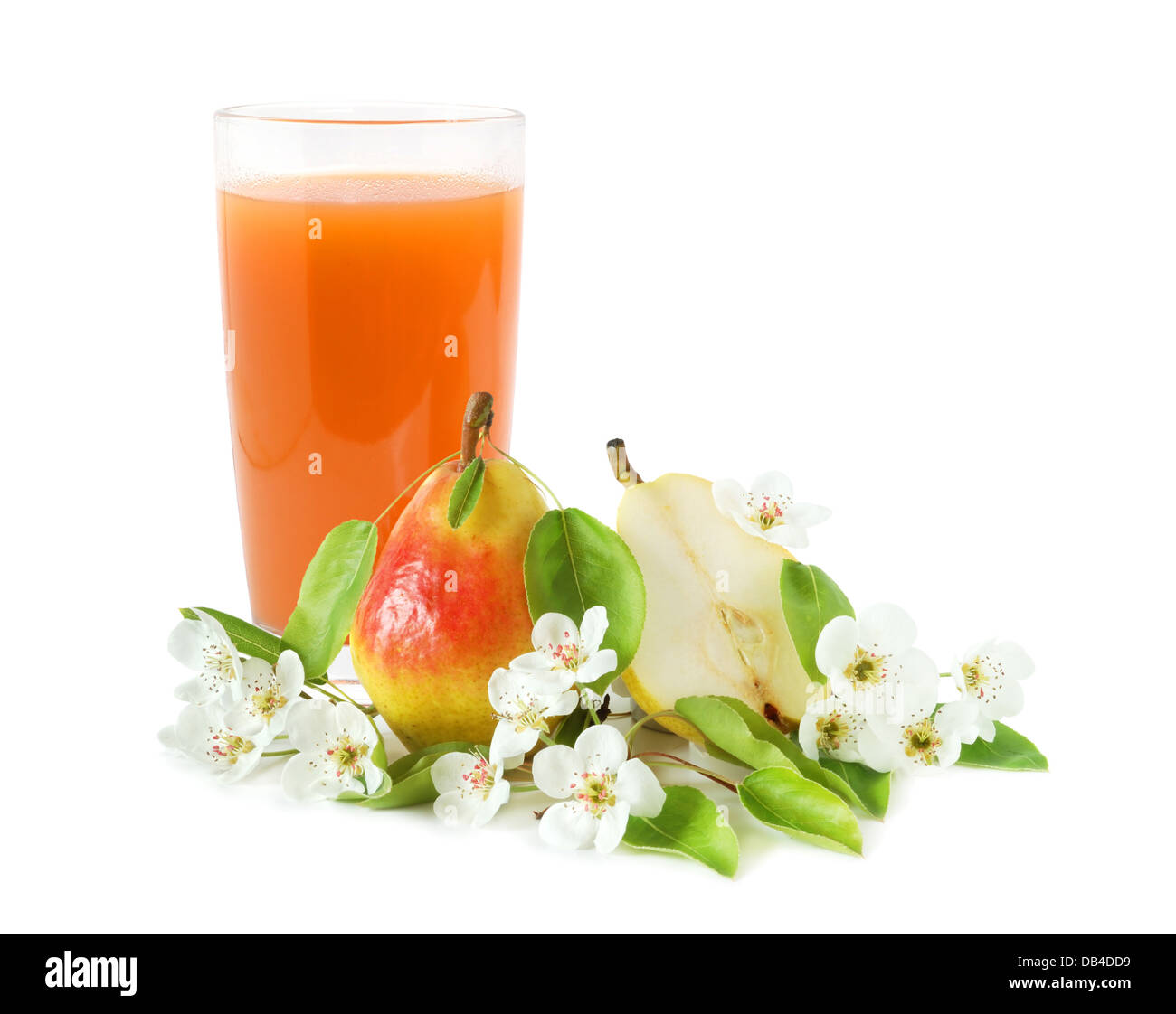 Succhi di pera in vetro e freschi di pera di colore giallo con fiori su sfondo bianco Foto Stock