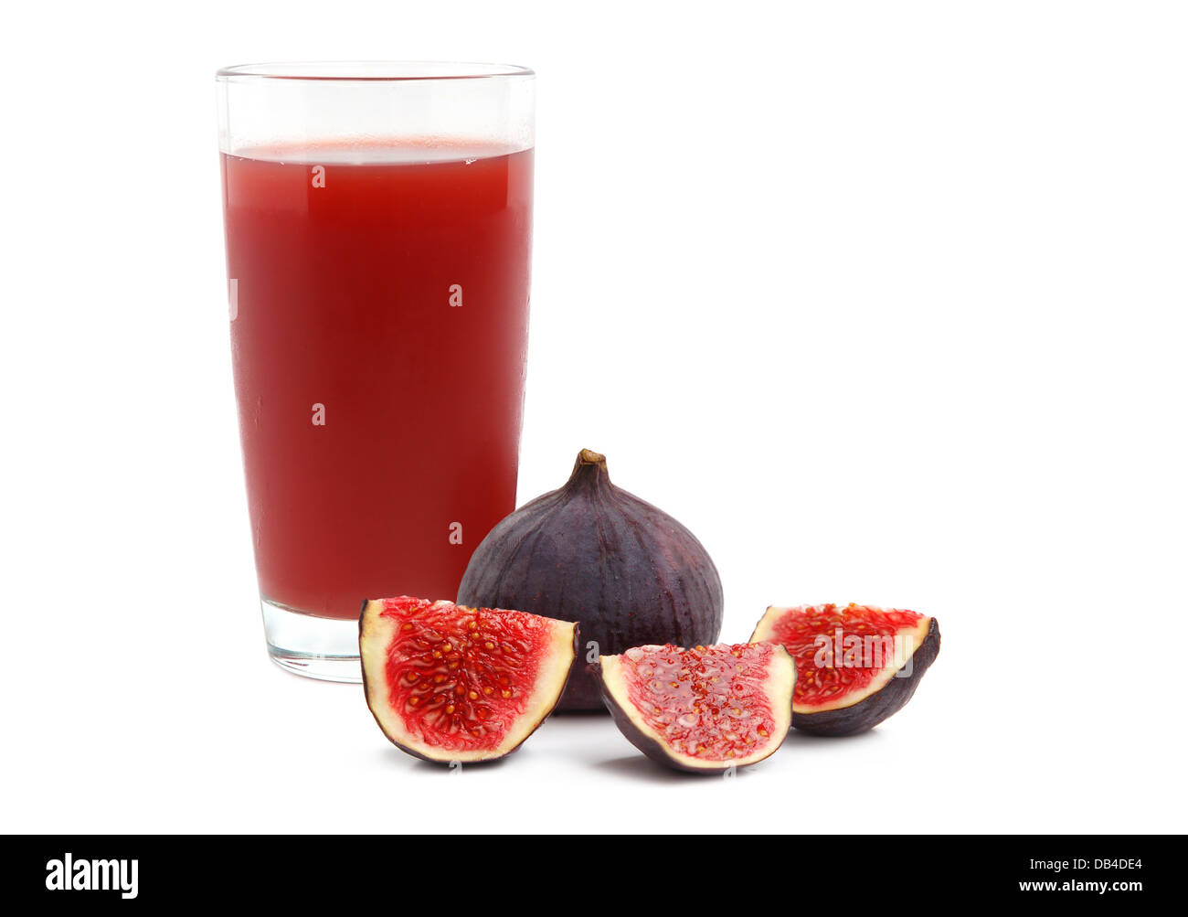 Freschi fichi maturi e succhi di frutta in vetro su sfondo bianco Foto Stock