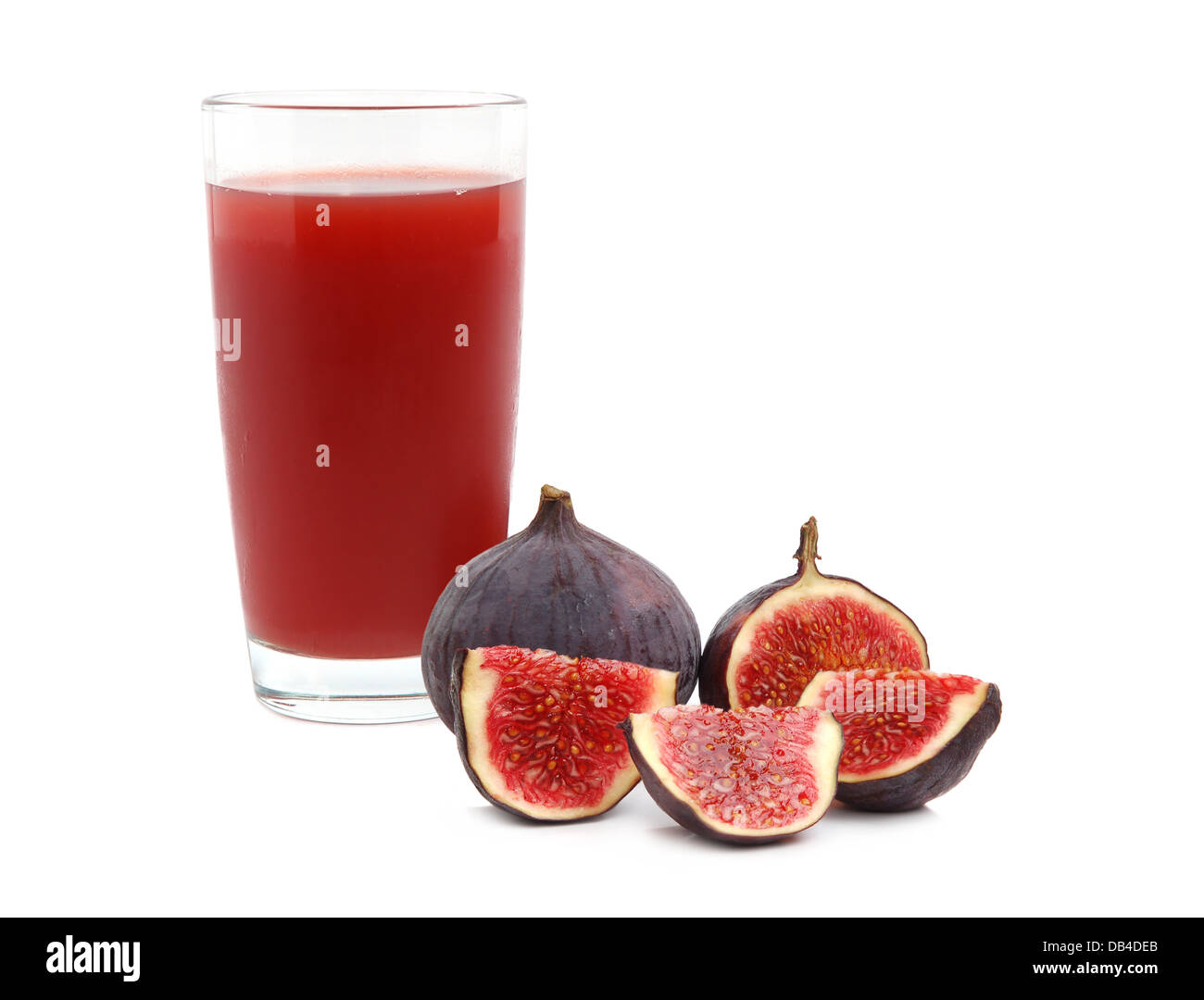 Rosso fresco di fichi e succo di frutta in vetro su sfondo bianco Foto Stock