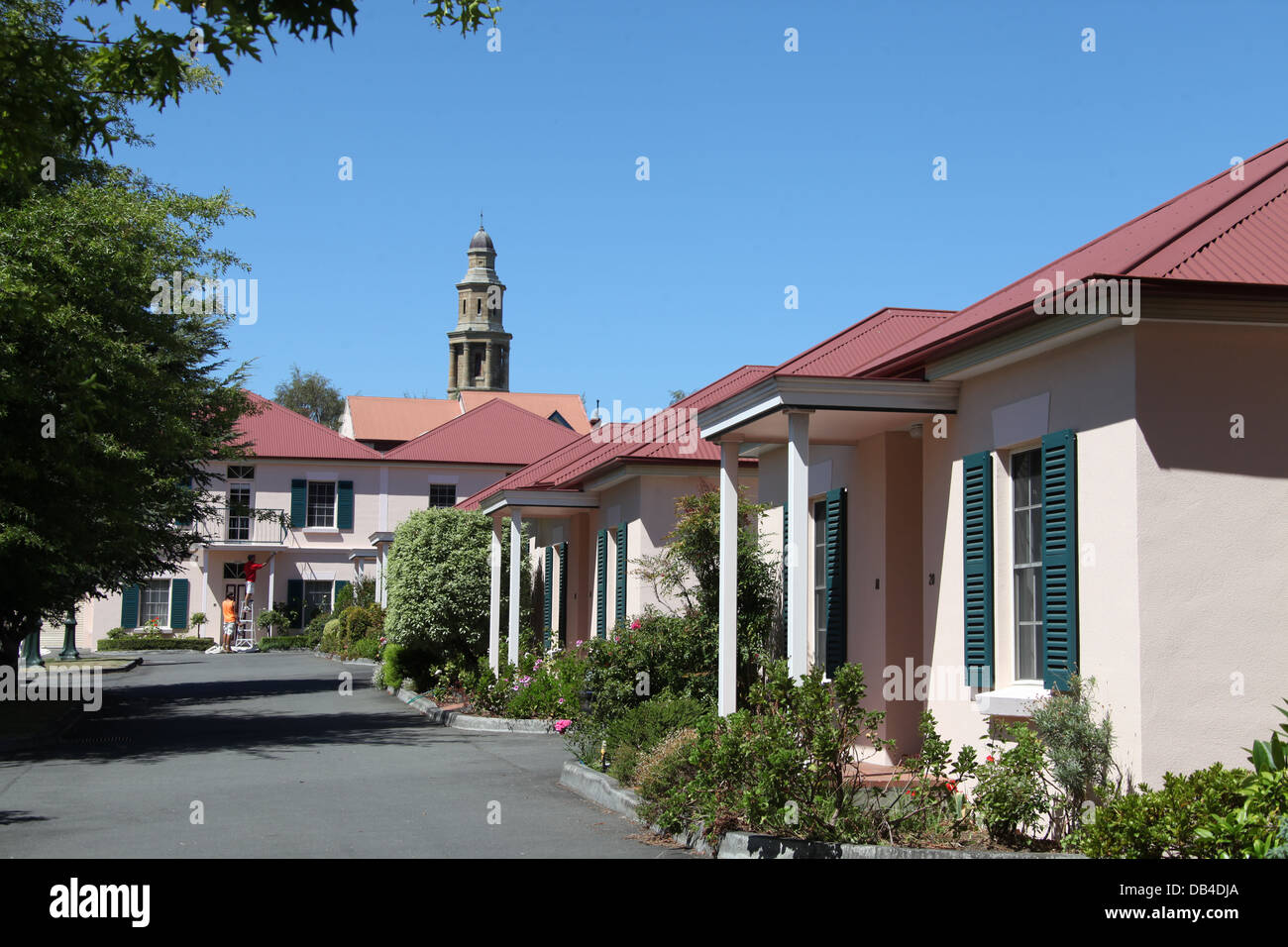 Case di prestigio presso il punto di batteria in Hobart con St Georges Chiesa Anglicana in background e operai della pittura. Foto Stock