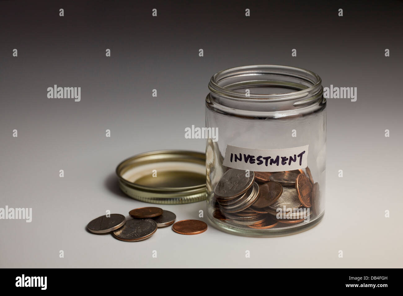 Le monete in un barattolo di vetro salvate per gli investimenti - USA Foto Stock