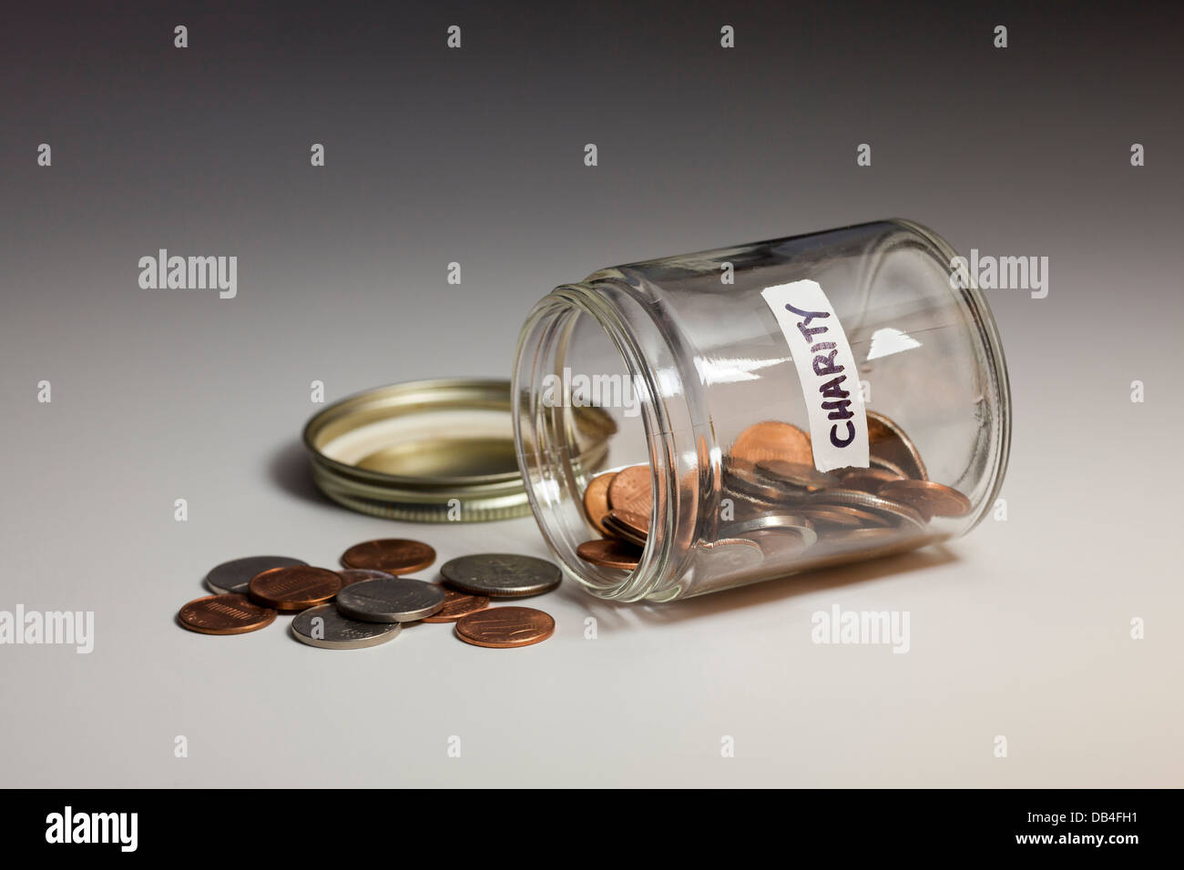 Eventuali fuoriuscite di vasetto in vetro di monete salvato per beneficenza - USA Foto Stock