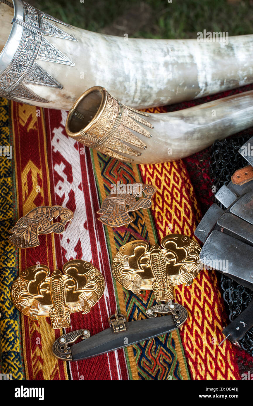 Anglo-Saxon gioielli e bere le corna sulla testa di un tavolo in uno storico re promulgazione Foto Stock