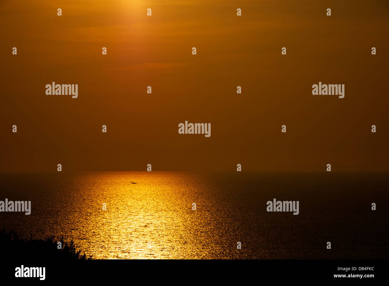 Tramonto al mare del Giappone crogiolarsi nella sera ora bagliore dorato lungo la Strada Nazionale 7 in città Yuza, prefettura di Yamagata Giappone Foto Stock