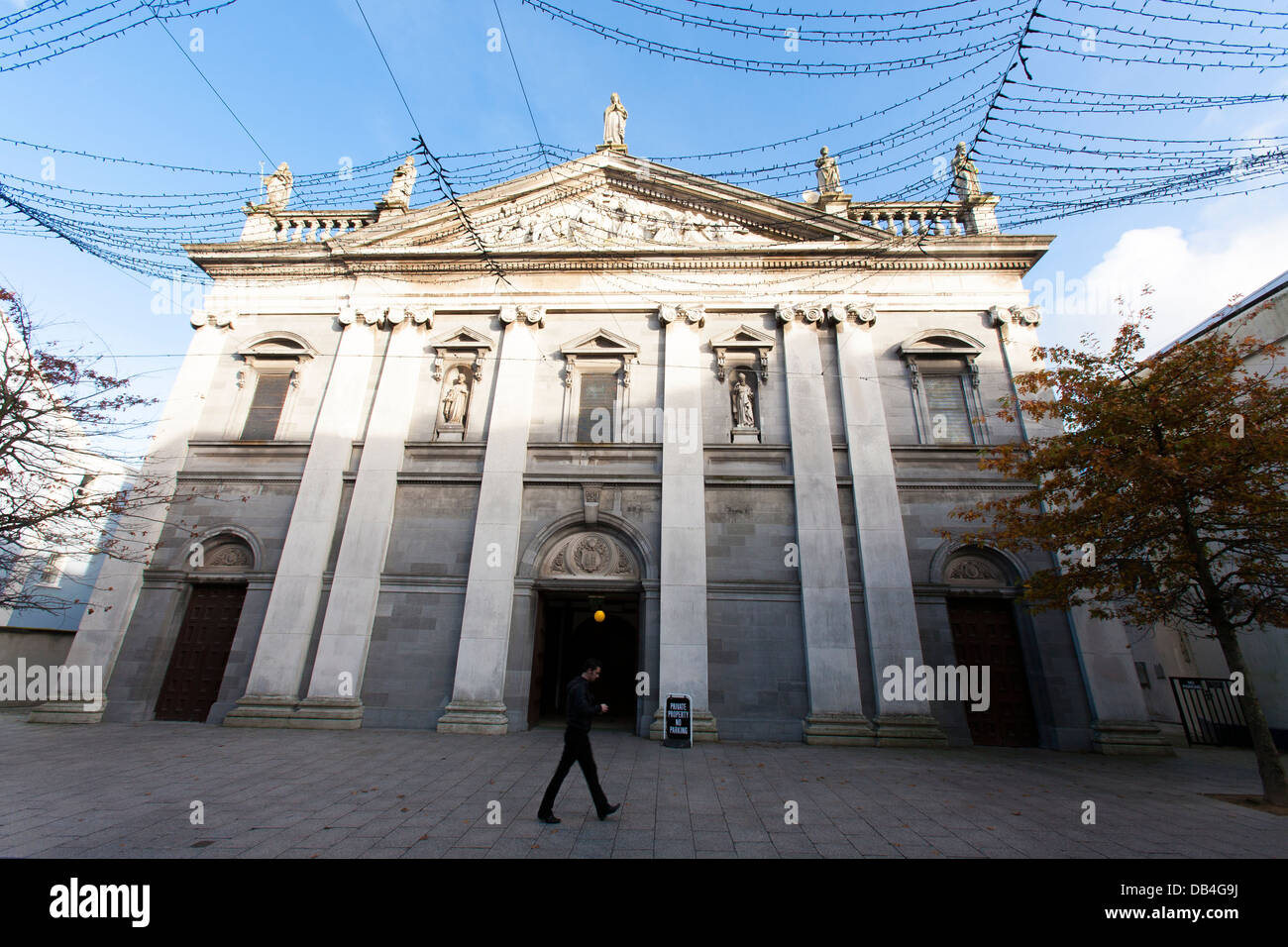 Un edificio storico protetto da un uccello net nel centro della città di Wexford in Repubblica di Irlanda Foto Stock