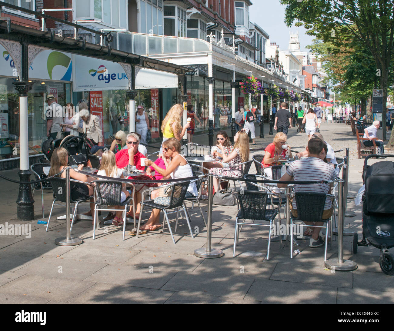 Persone mangiare fuori al marciapiede café Lord Street, Southport centro, nord ovest Inghilterra, Regno Unito Foto Stock