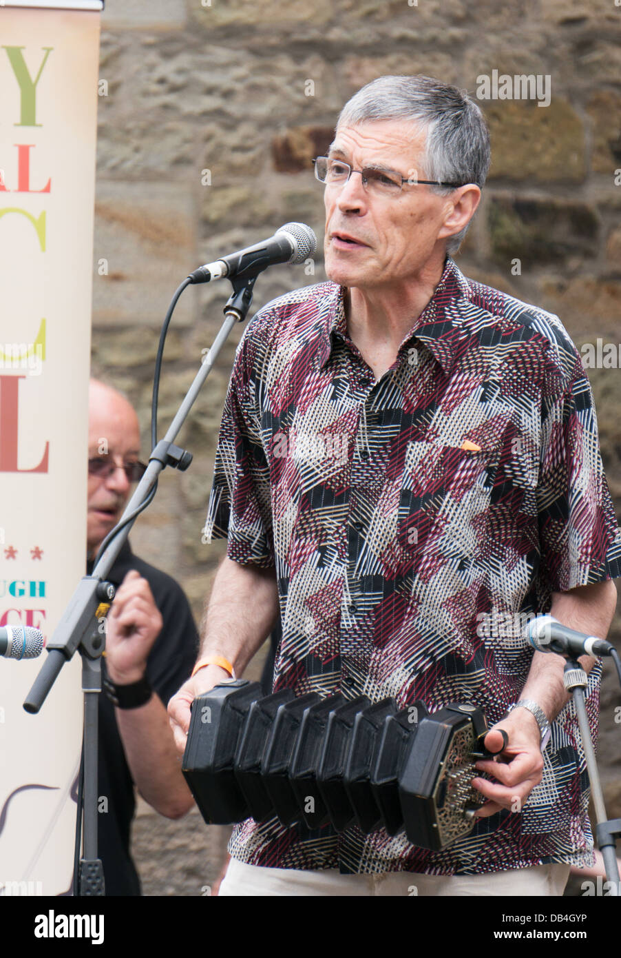 Alistair Anderson suona la concertina presso il Rothbury Festival di musica tradizionale, nell'Inghilterra del Nord, Regno Unito Foto Stock