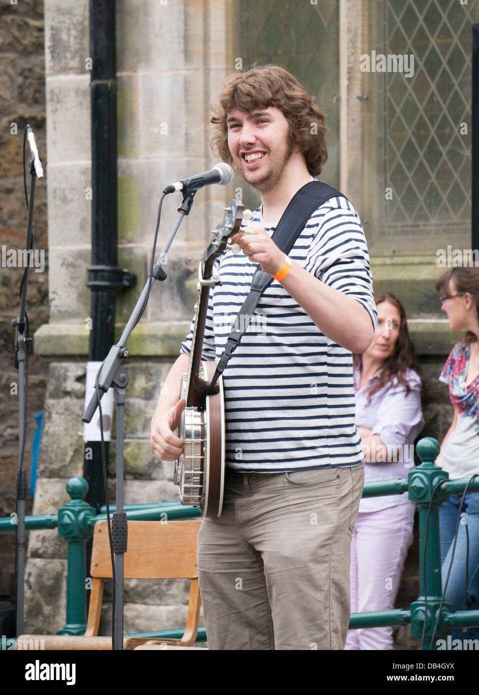 Cantante e banjo player, Dan Walsh, esegue a Rothbury Festival di musica tradizionale, nell'Inghilterra del Nord, Regno Unito Foto Stock