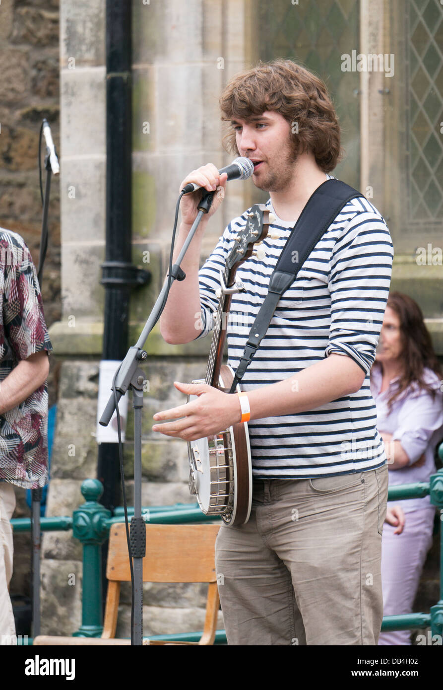 Cantante e banjo player, Dan Walsh, esegue a Rothbury Festival di musica tradizionale, nell'Inghilterra del Nord, Regno Unito Foto Stock