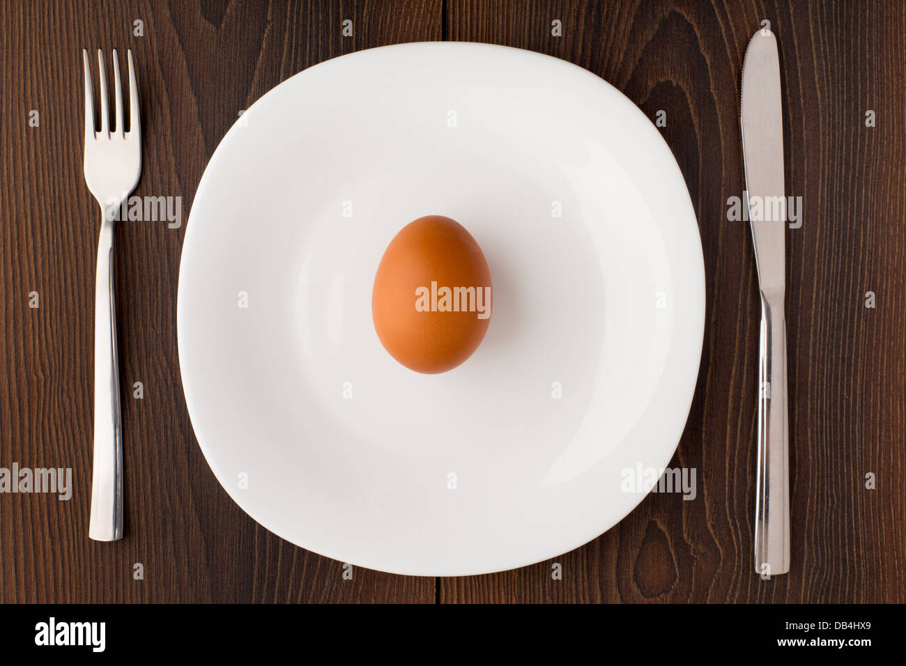 Uovo su una piastra bianca Foto Stock