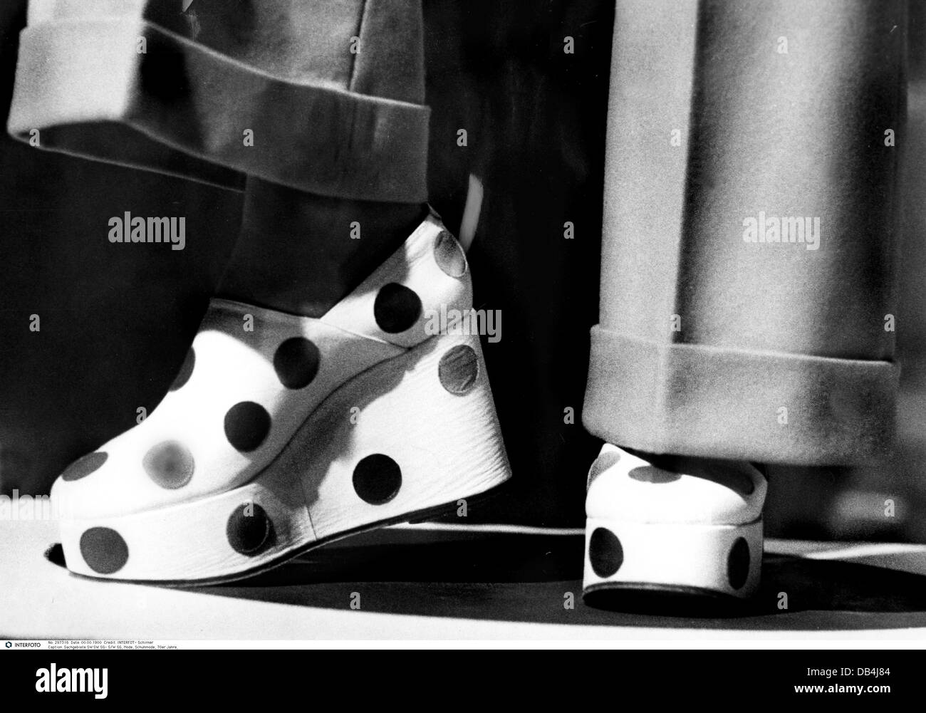 Moda, anni '70, scarpe, scarpe plateau con dots, svasature, 1973, Additional-Rights-Clearences-non disponibile Foto Stock
