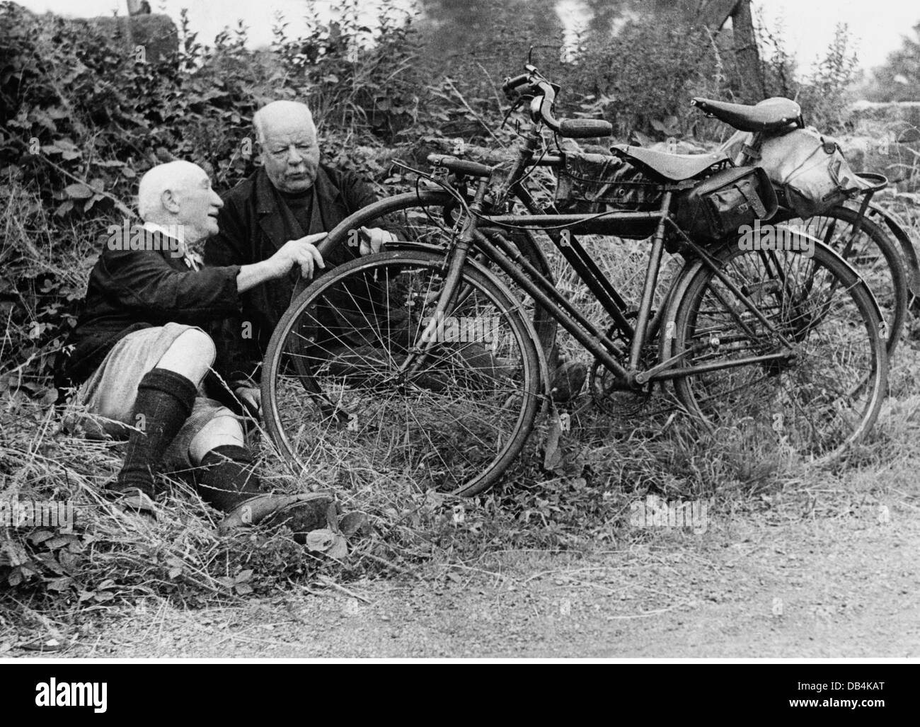 trasporto / trasporto, bici / bicicletta, due anziani con le loro biciclette, riposante su strada, primi anni '50, 50, 20 ° secolo, storico, storico, mentire, tempo libero, tempo libero, tempo libero, riposo, riposi, bisogno di riposo, pausa, relax, tour in bicicletta, giro in bicicletta, escursione, gita, breve viaggio, escursioni, escursioni, escursioni, brevi viaggi, ciclista, bikerider, ciclismo, Ciclisti, bikeriders, ciclisti, anziani, anziani, vialetti, vialetti, strada forestale, sentiero forestale, sentiero, persone, uomo, uomini, uomini, altri-diritti-clearences-non disponibile Foto Stock