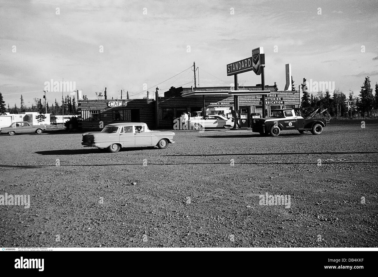 Trasporto / trasporto, auto, distributore di benzina, al confine tra Canada e Alaska, 1965, diritti aggiuntivi-clearences-non disponibile Foto Stock