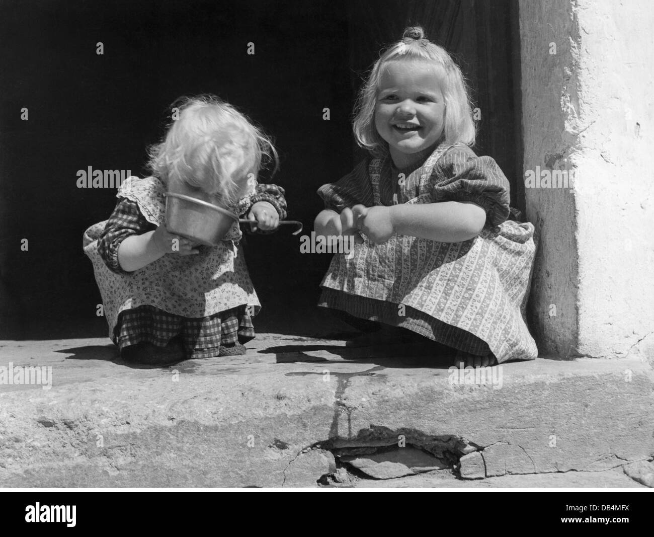 Agricoltura, agricoltori di montagna, due bambine, una bevente da una ciotola di stagno, anni 50, diritti aggiuntivi-clearences-non disponibile Foto Stock