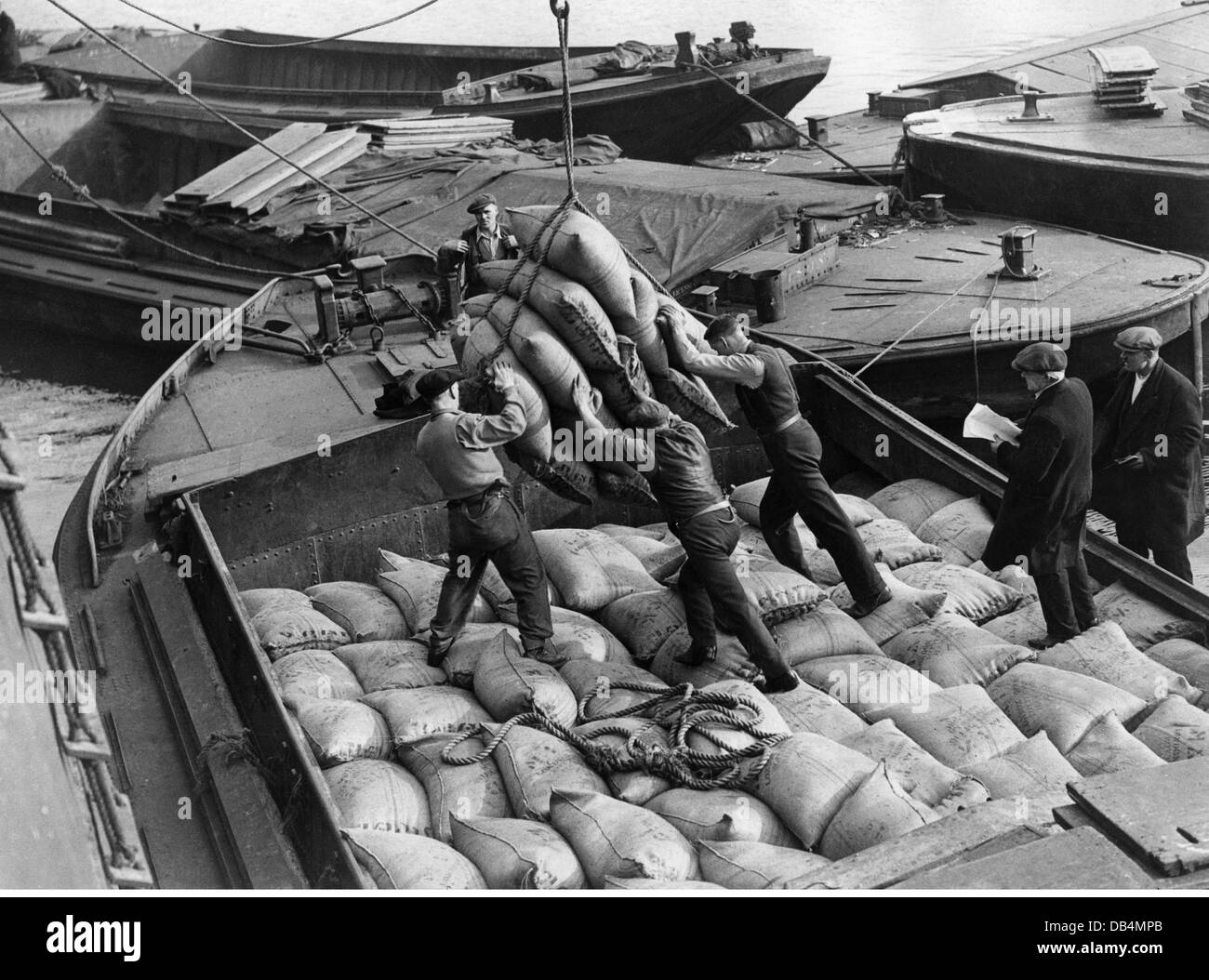 Commercio,trasporto di merci,scarico di pepper cargo al Royal Albert Docks,Londra,prima metà del 20 ° secolo,20 ° secolo,Gran Bretagna,porto,porto,porti,porti,porto,trasporto,navigazione,trasporto di merci,freighter,nave mercantile,navi cargo,navi mercantili,navi mercantili,barili,barili cargo,barili cargo,carichi aggiuntivi,carichi,non-cargo,carichi,navi mercantili,carichi,carichi,carichi,carichi,carichi aggiuntivi,carichi,carichi,carichi,carichi,carichi,carichi,carichi,carichi,carichi,carichi,carichi,non-carichi,carichi,carichi,carichi,carichi,carichi,carichi,carichi,carichi,carichi,carichi,carichi,carichi,carichi,carichi,carichi,carichi,carichi,carichi,carichi Foto Stock