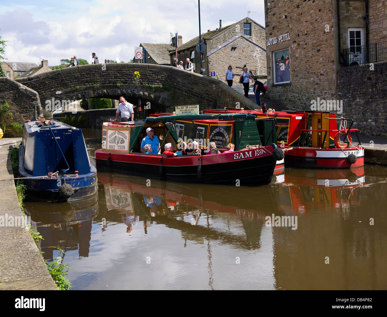 Imbarcazioni strette sul Leeds Liverpool Canal a Skipton in North Yorkshire Foto Stock