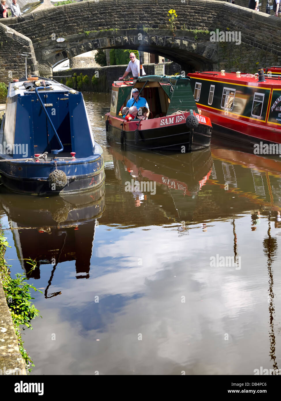 Imbarcazioni strette sul Leeds Liverpool Canal a Skipton in North Yorkshire Foto Stock