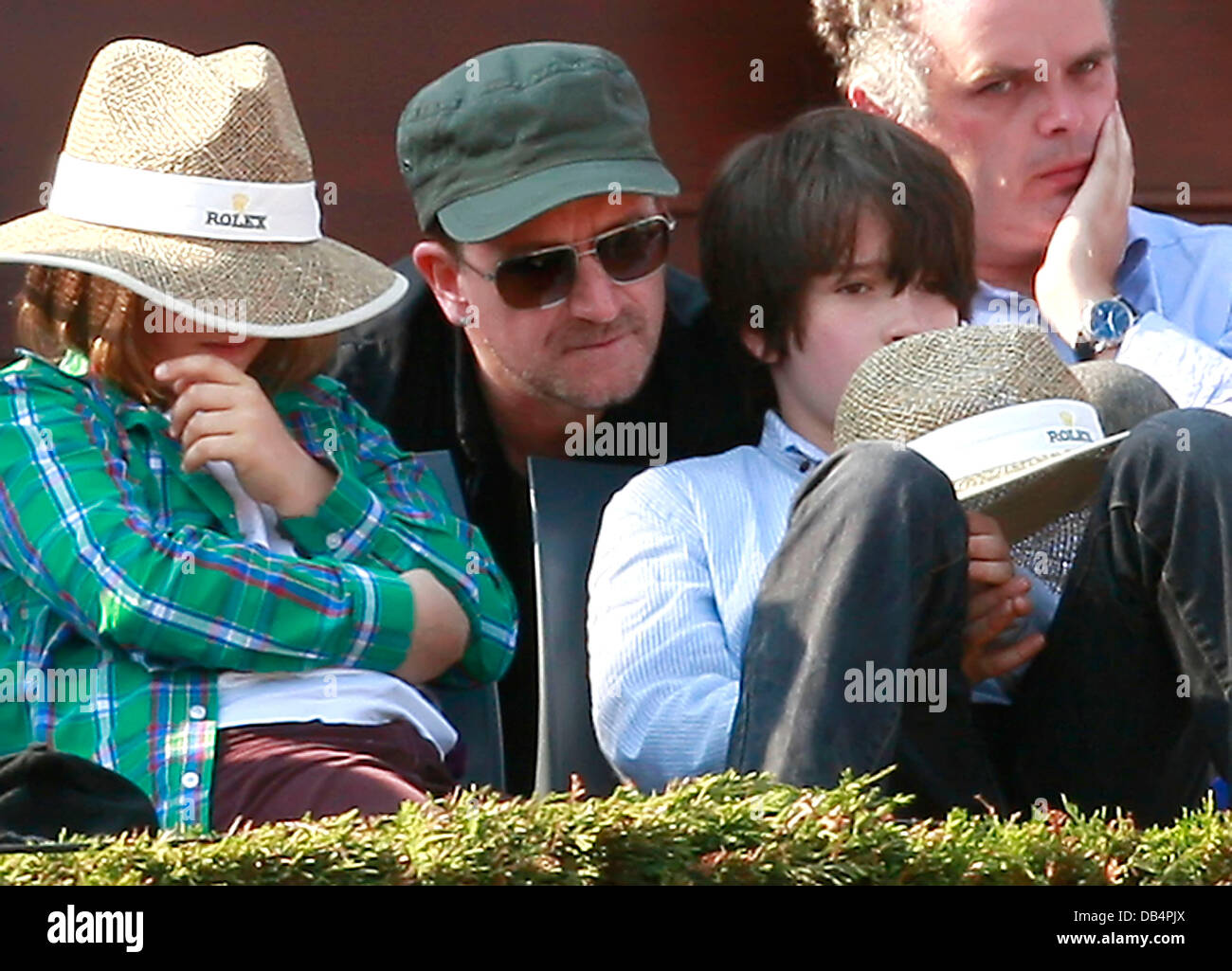 Bono e i suoi bambini guardare la partita finale tra Rafael Nadal e David Ferrer durante il giorno otto di ATP Masters Series Tennis presso il Monte Carlo Country Club di Monte Carlo, Monaco - 17.04.11 Foto Stock