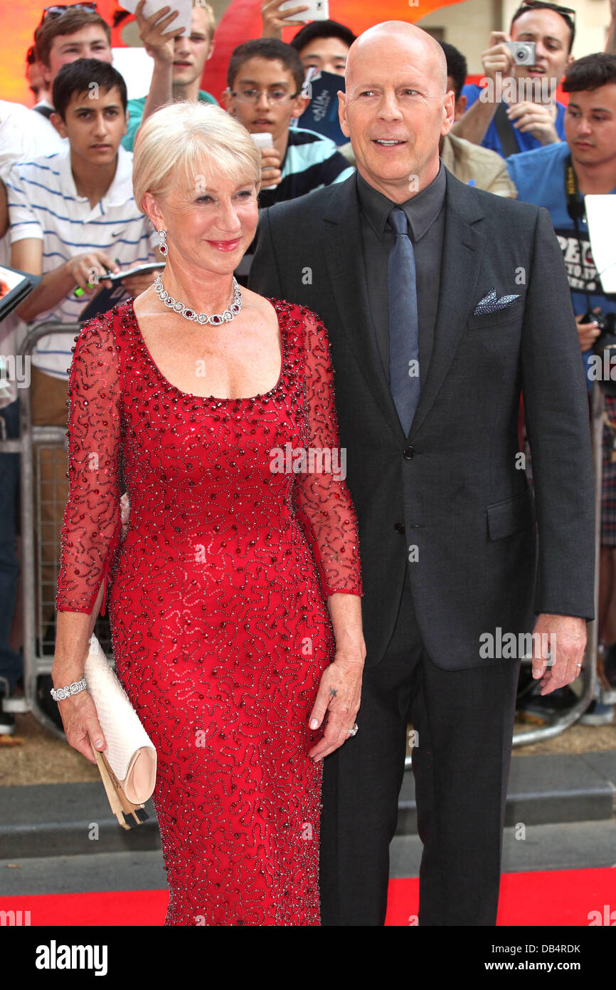 Bruce Willis e Dame Helen Mirren arriva per la UK Premiere di Red 2, presso Empire Leicester Square, Londra. 22/07/2013 Foto Stock